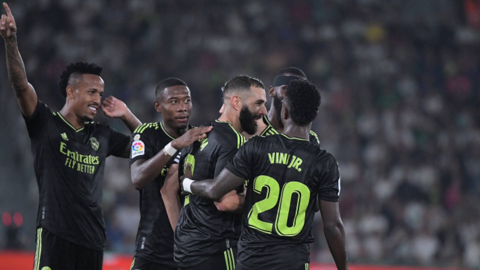 نجوم ريال مدريد يحتفلون بأحد الأهداف في المباراة