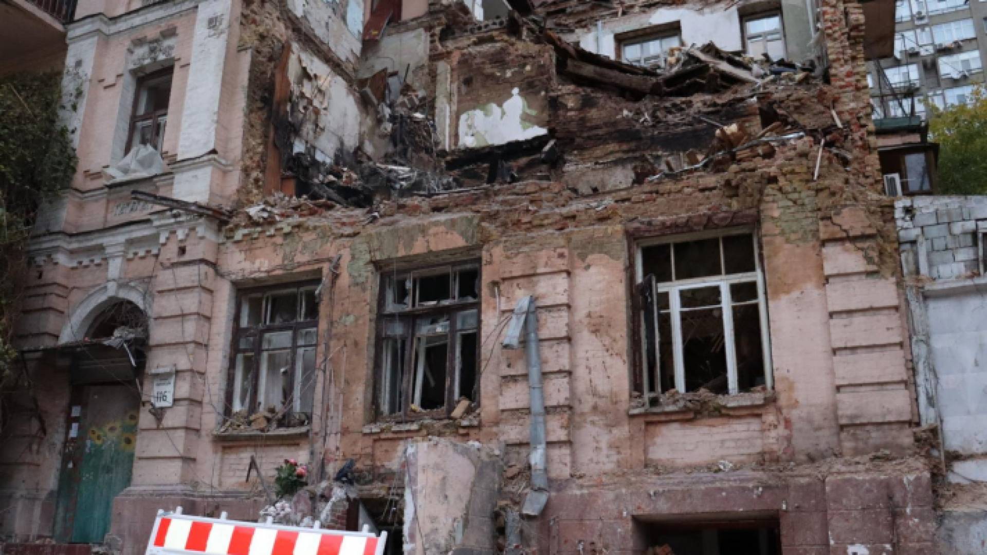 مبنى سكني مدمر في كييف