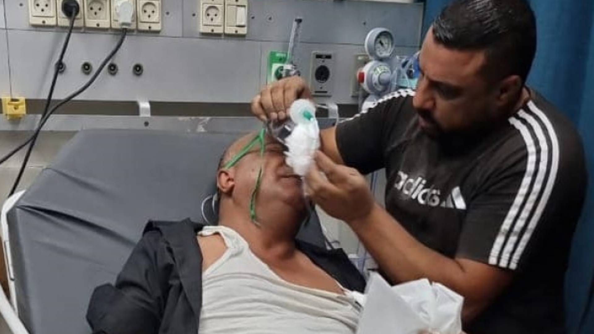 أثناء تلقي مؤيد شعبان العلاج في أحد المستشفيات الفلسطينية