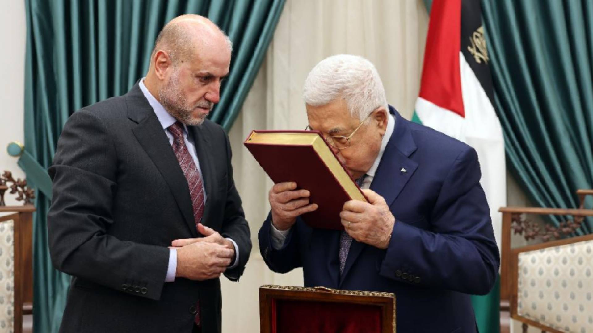 عباس يتسلم النسخة الأولى من مصحف المسجد الأقصى