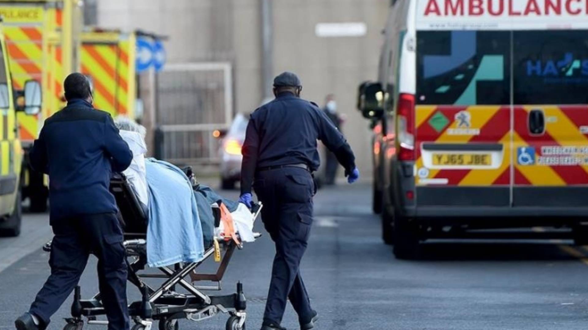 كوادر طبية بريطانية تنقل أحد المصابين بفيروس كورونا