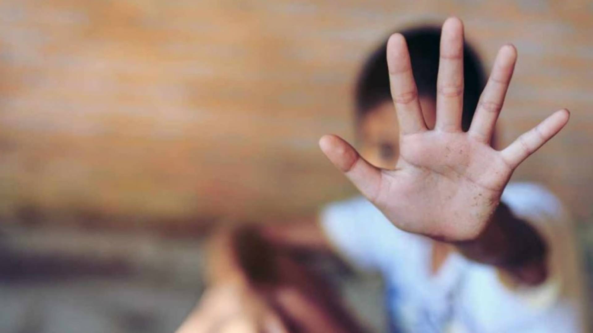 صورة ليد طفل يتعرض للعنف