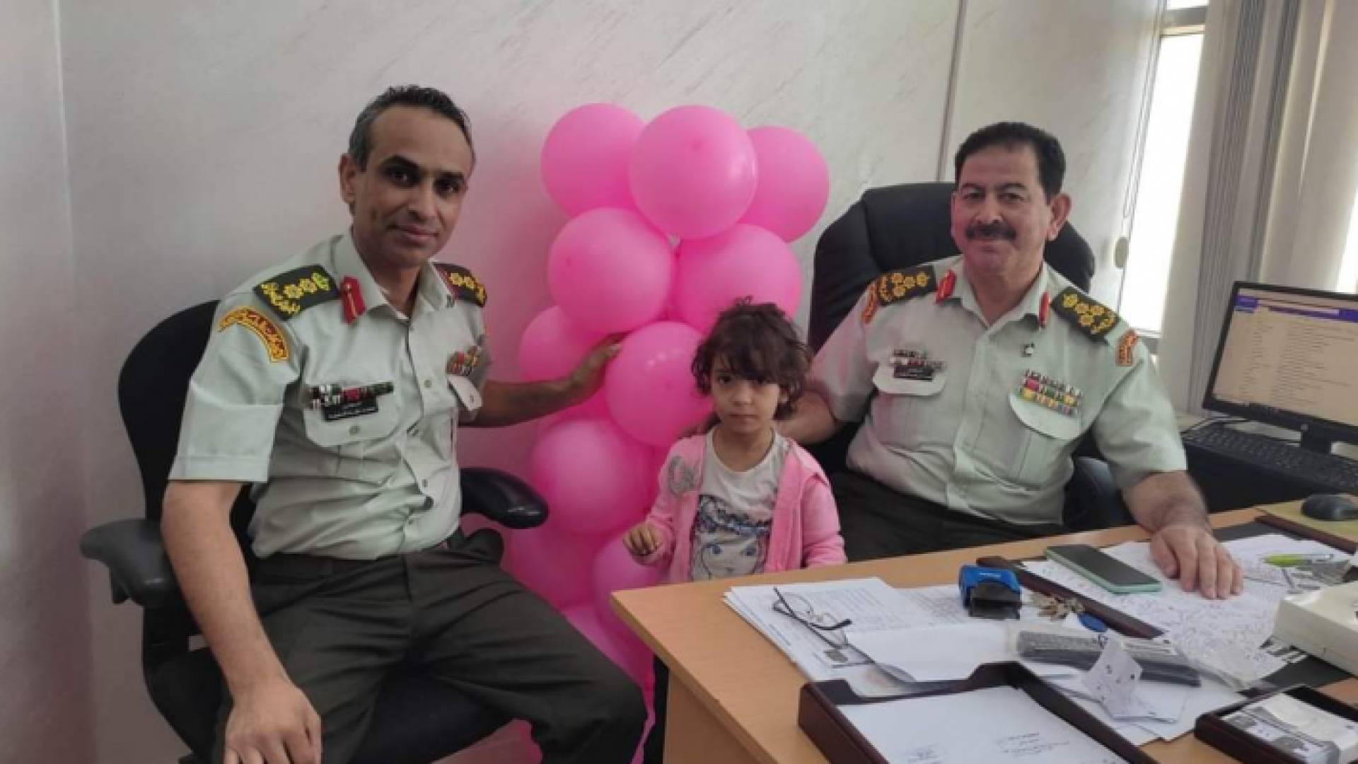 الطفلة مع طبيبان في الخدمات الطبية الملكية