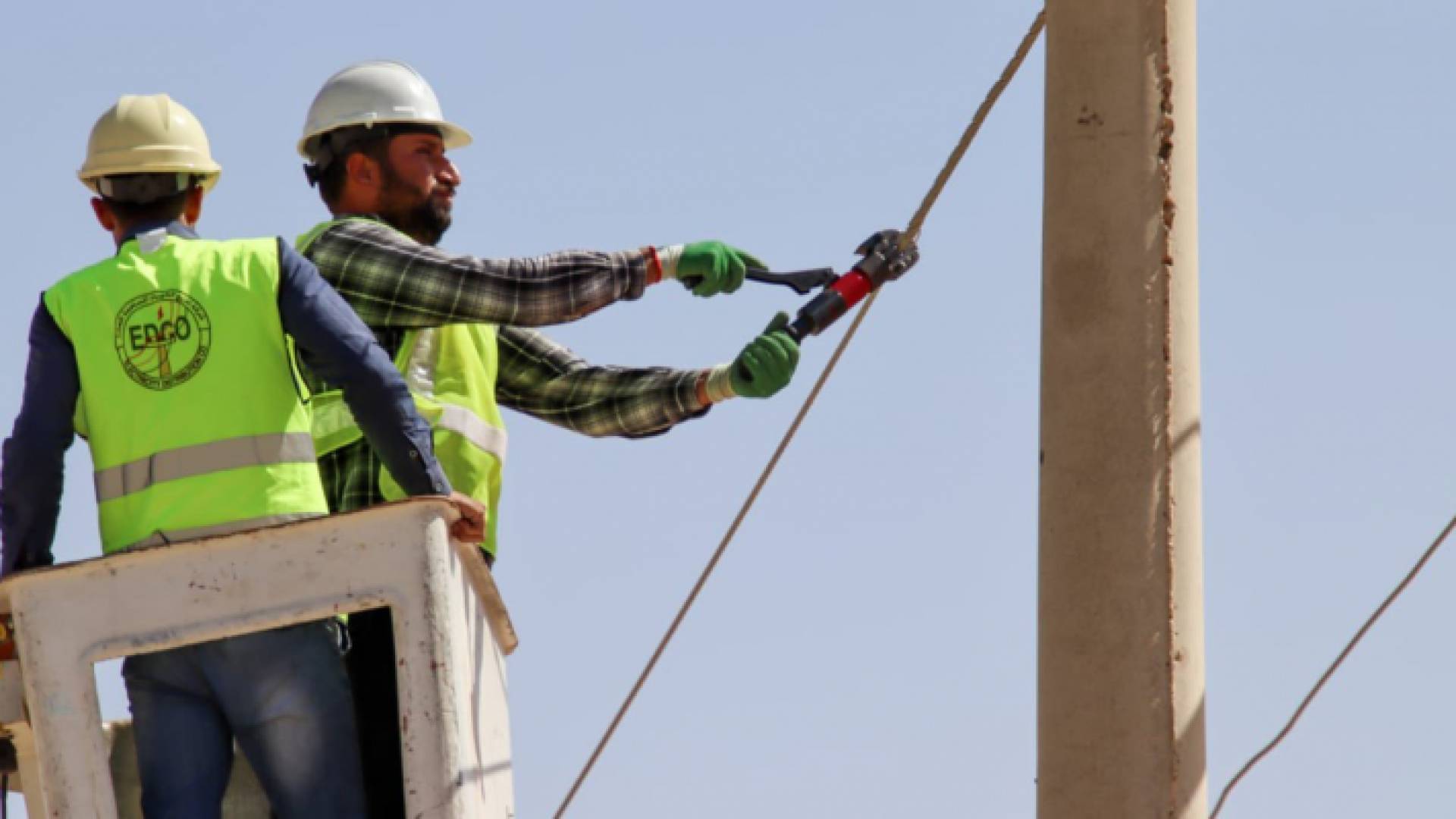 صورة أرشيفية لعاملين بشركة تويزع الكهرباء