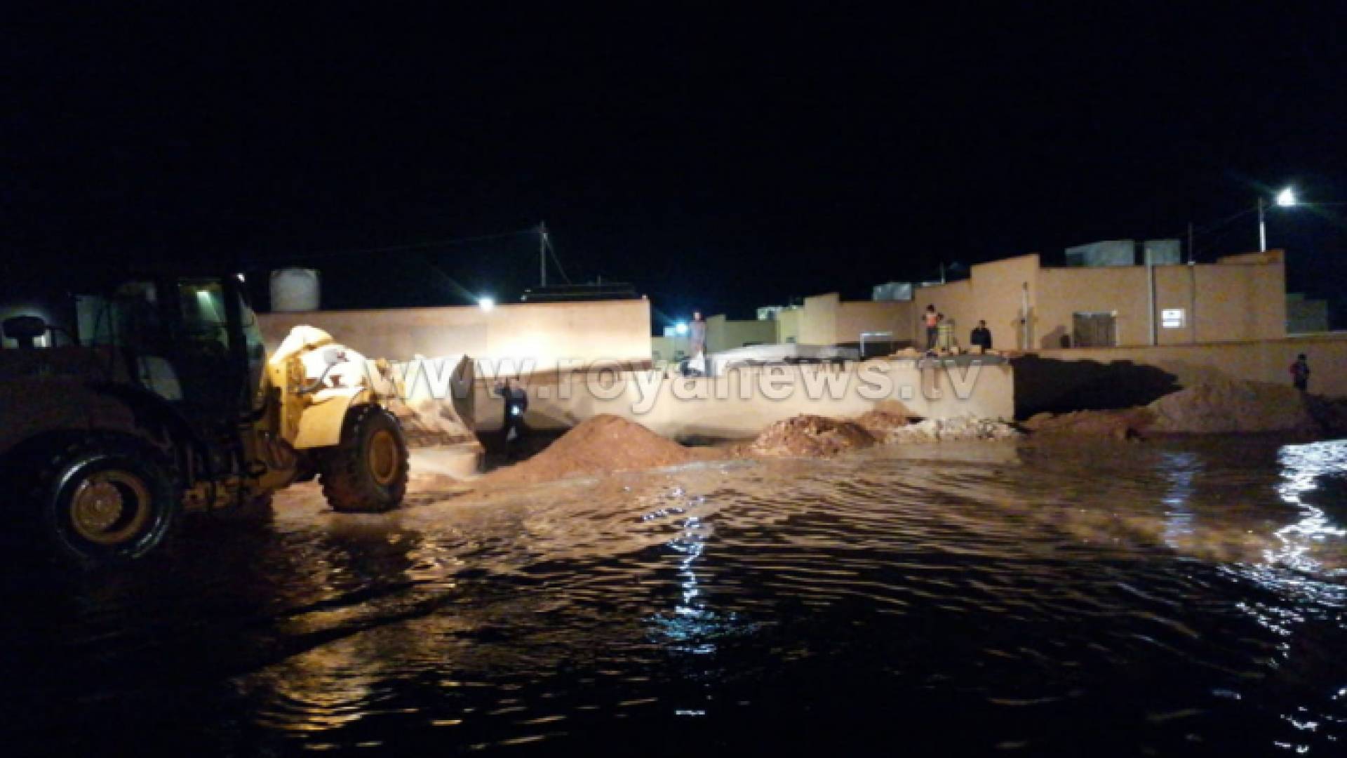 مياه الأمطار تداهم منزلا في الروشيد