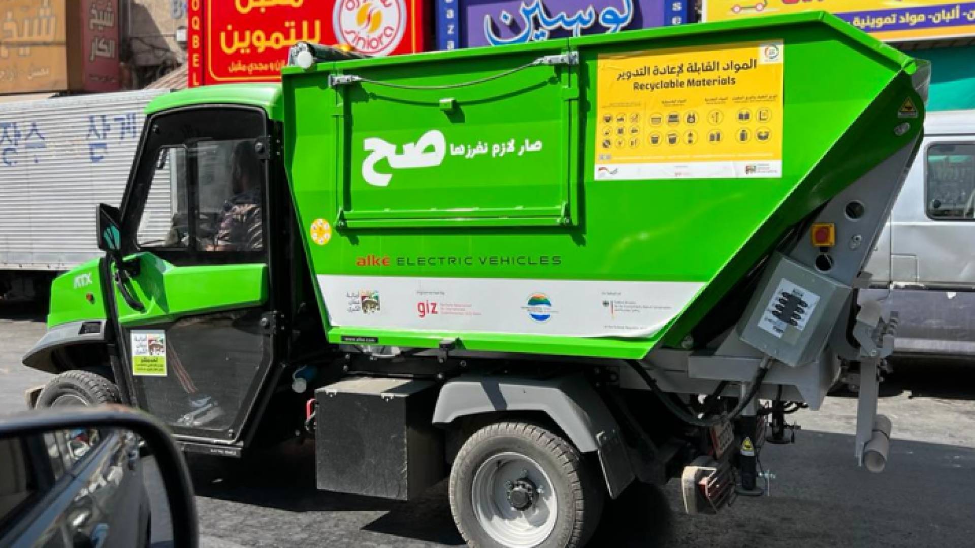 مركبة كهربائية لنقل النفايات في منطقة وسط البلد بالعاصمة عمان