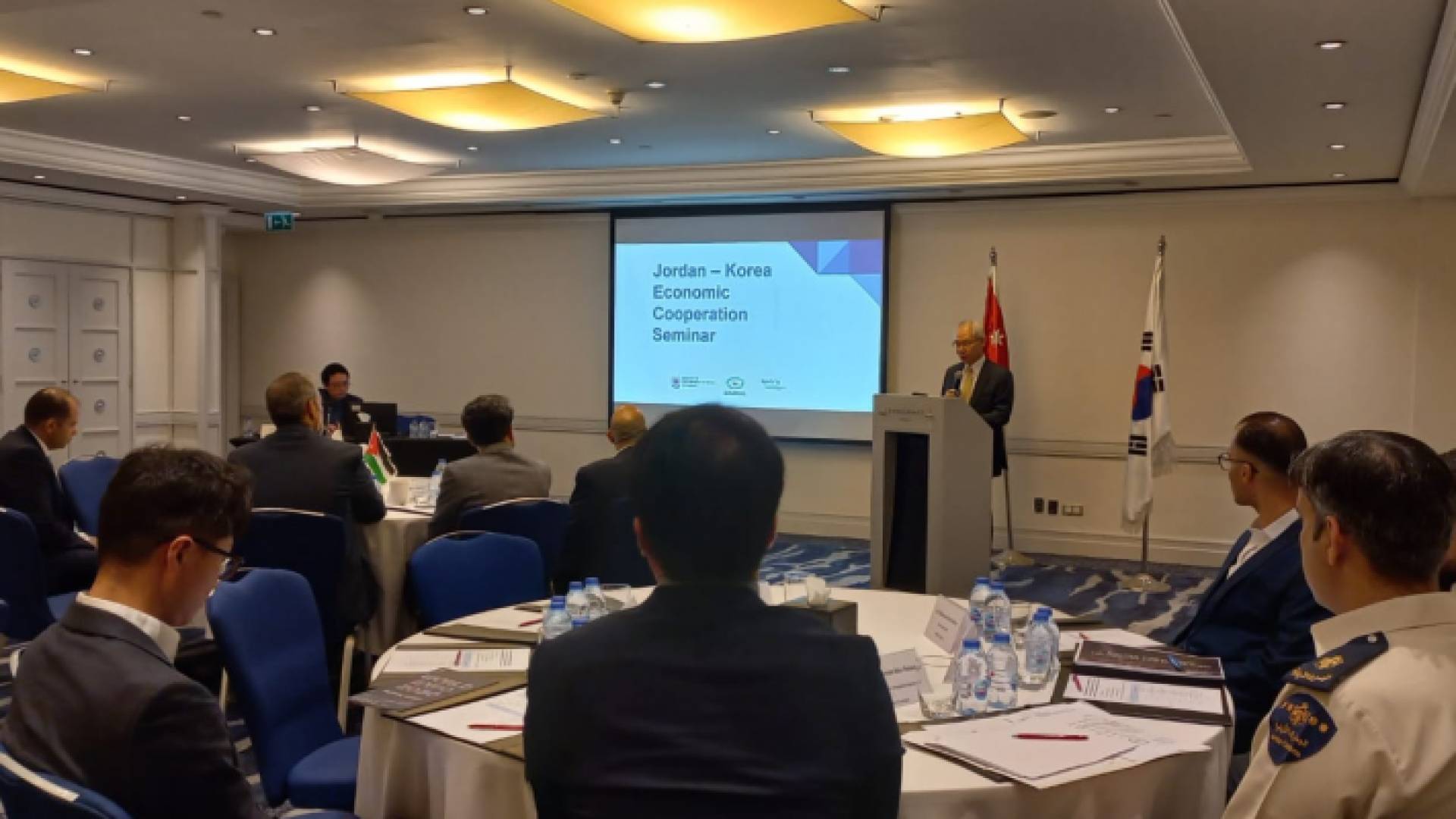 جانب من الندوة