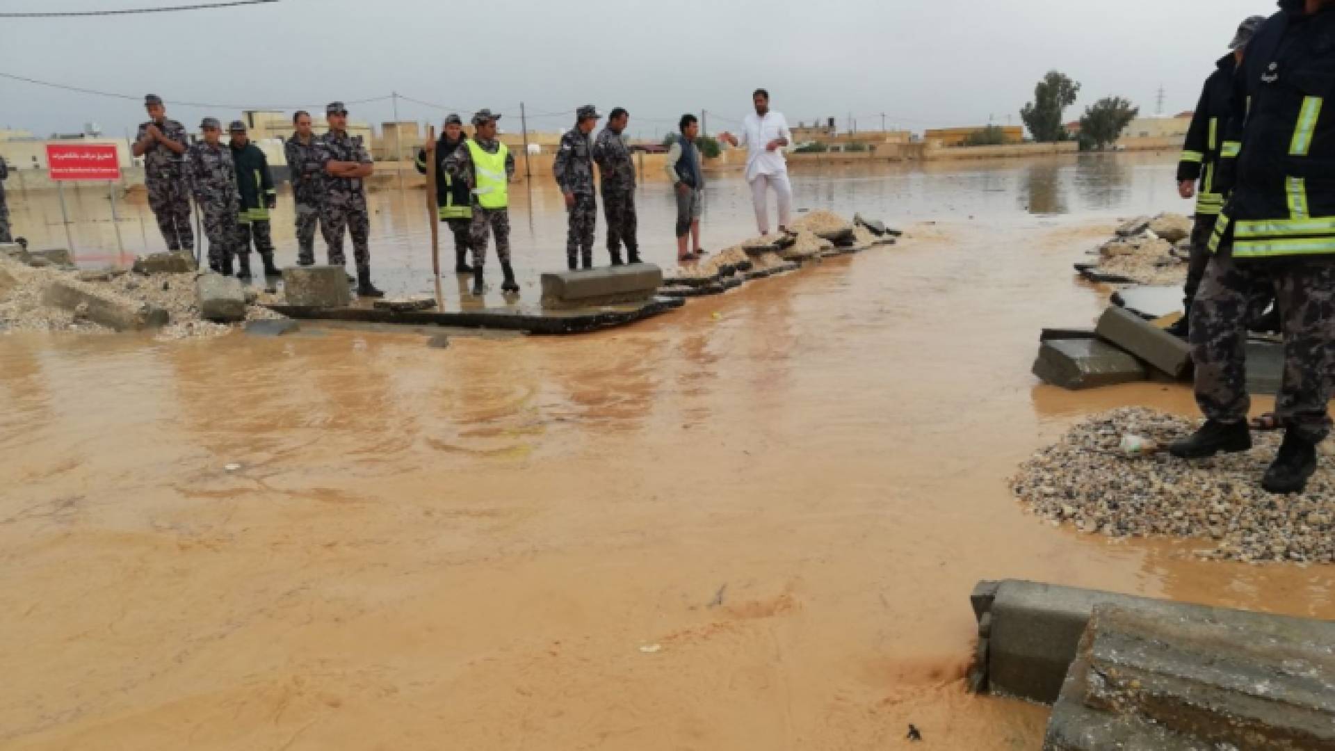 صورة أرشيفية لكوادر الدفاع المدني خلال تشكل السيول في محافظة المفرق