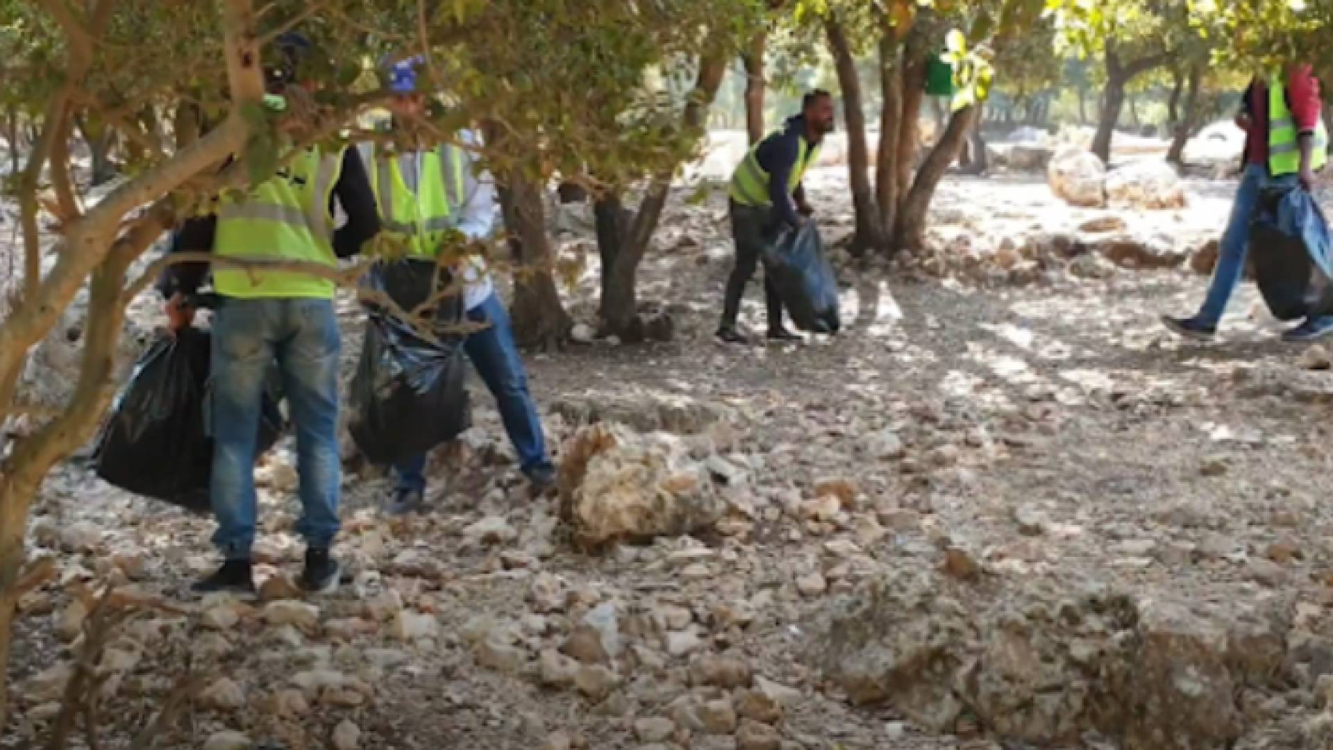 عمال يشاركون في حملة أطلقتها بلدية برقش في لواء الكورة