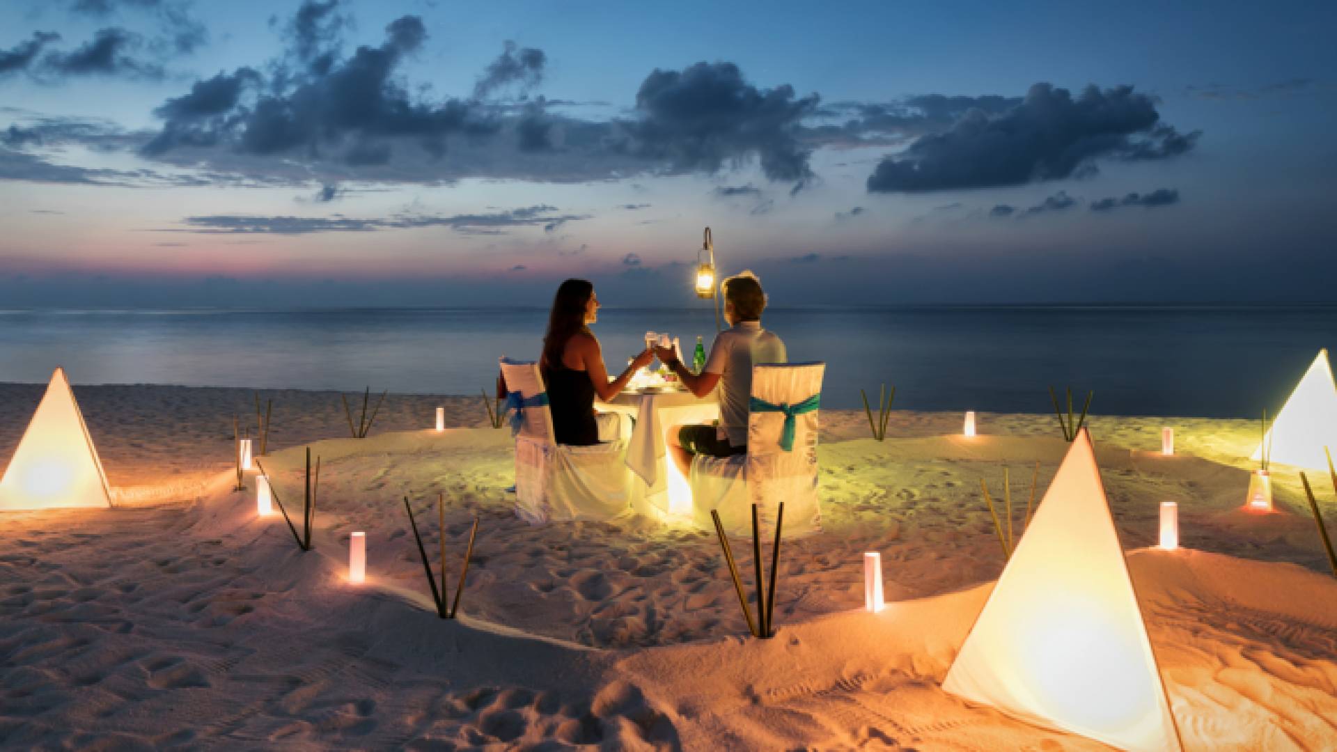 عروسان في أجواء رومانسية على البحر