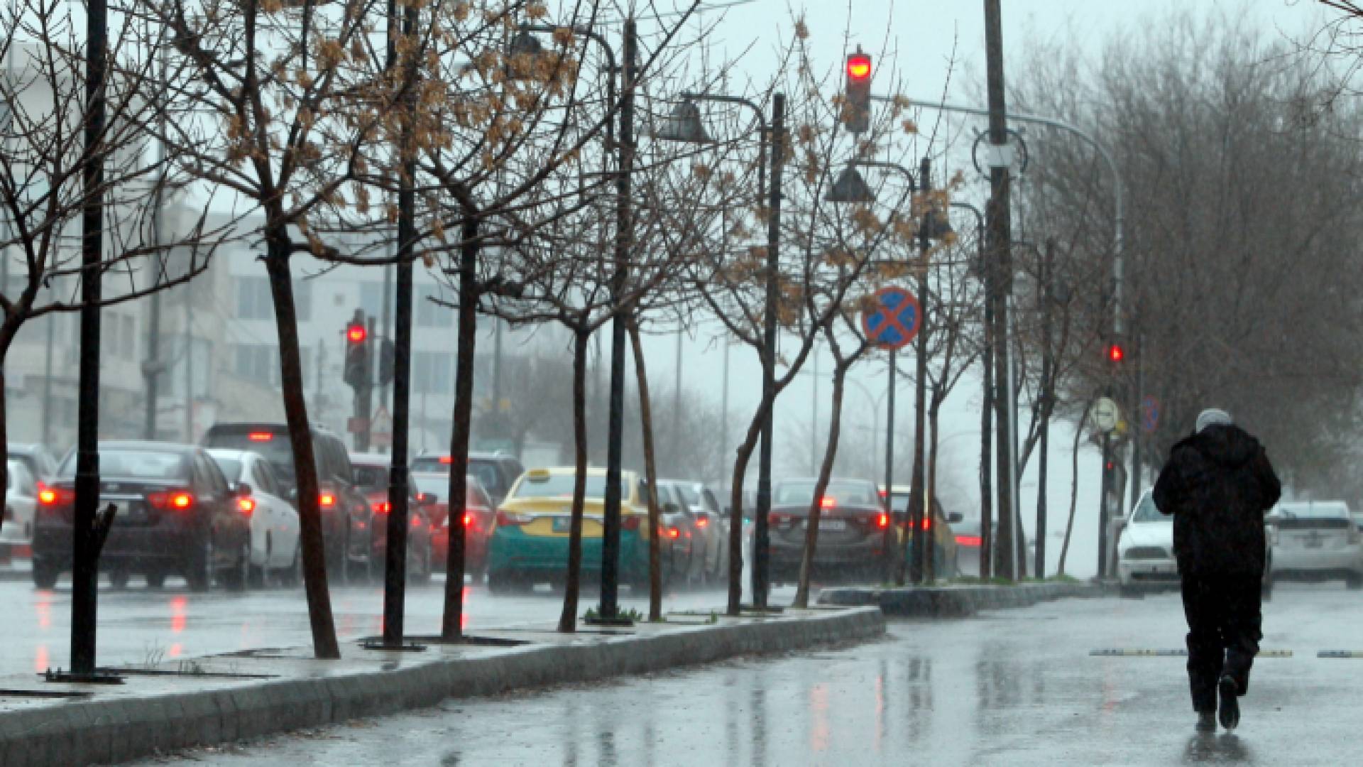 صورة أرشيفية لتساقط الأمطار في العاصمة عمان