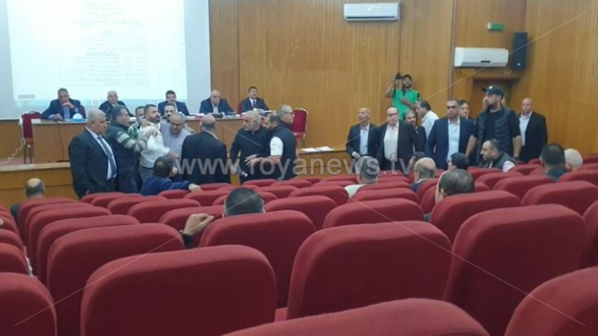 الصورة من المشادة الكلامية