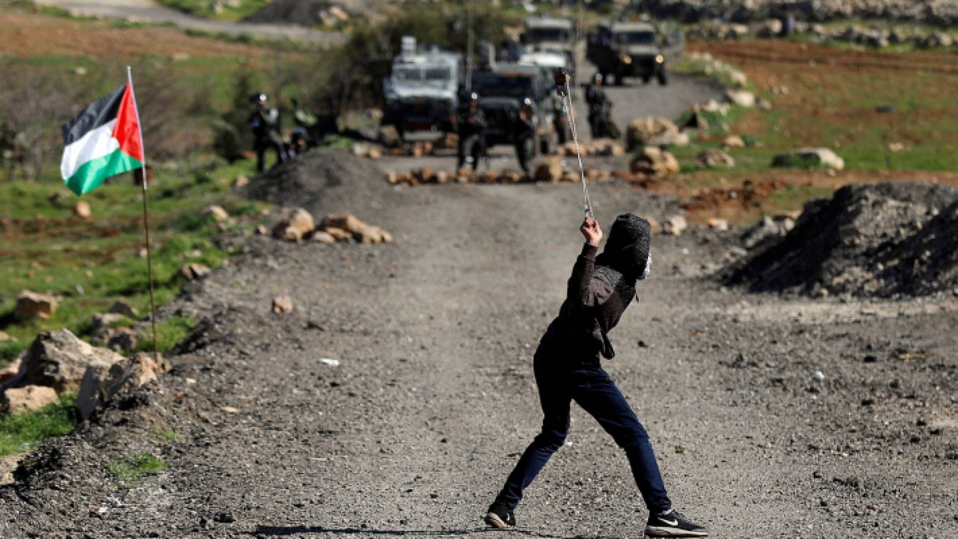 فلسطيني أثناء مواجهات مع الاحتلال -أرشيفية