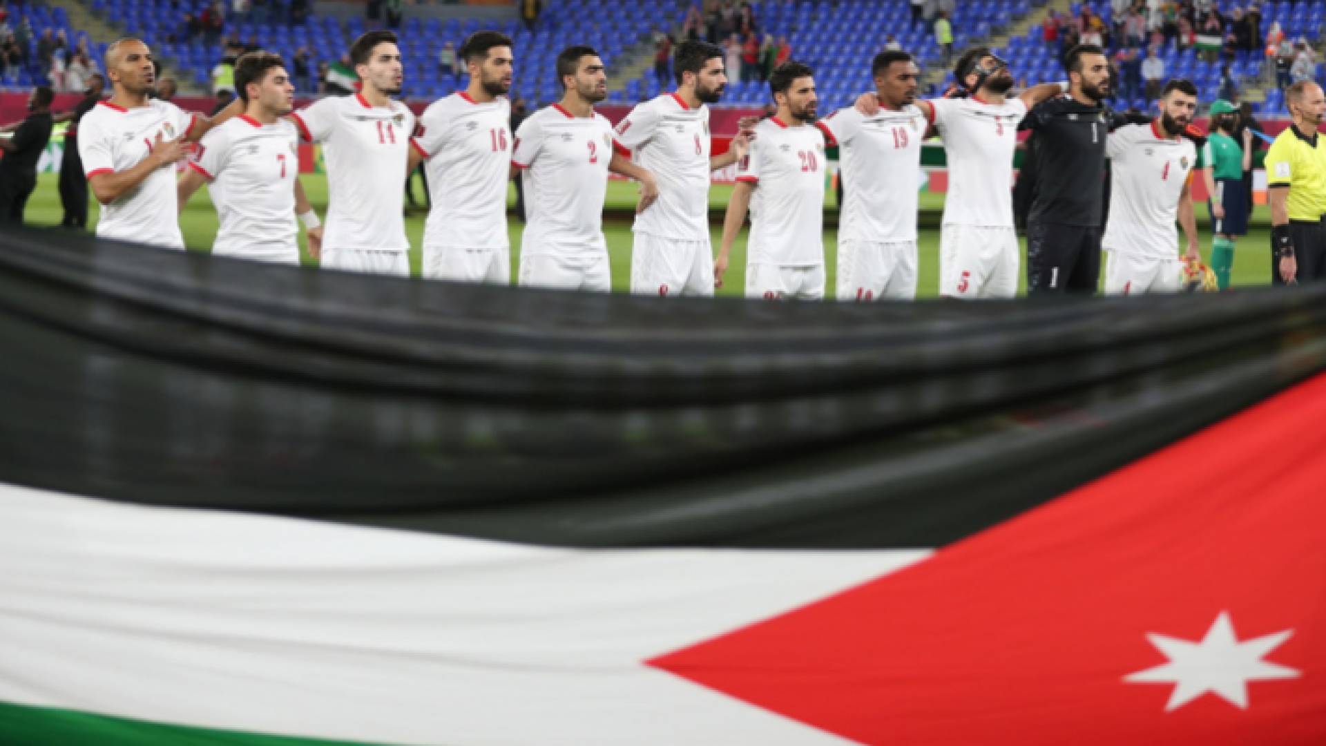 صورة أرشيفية للاعبي المنتخب الوطني لكرة القدم في أثناء عزف النشيد الوطني