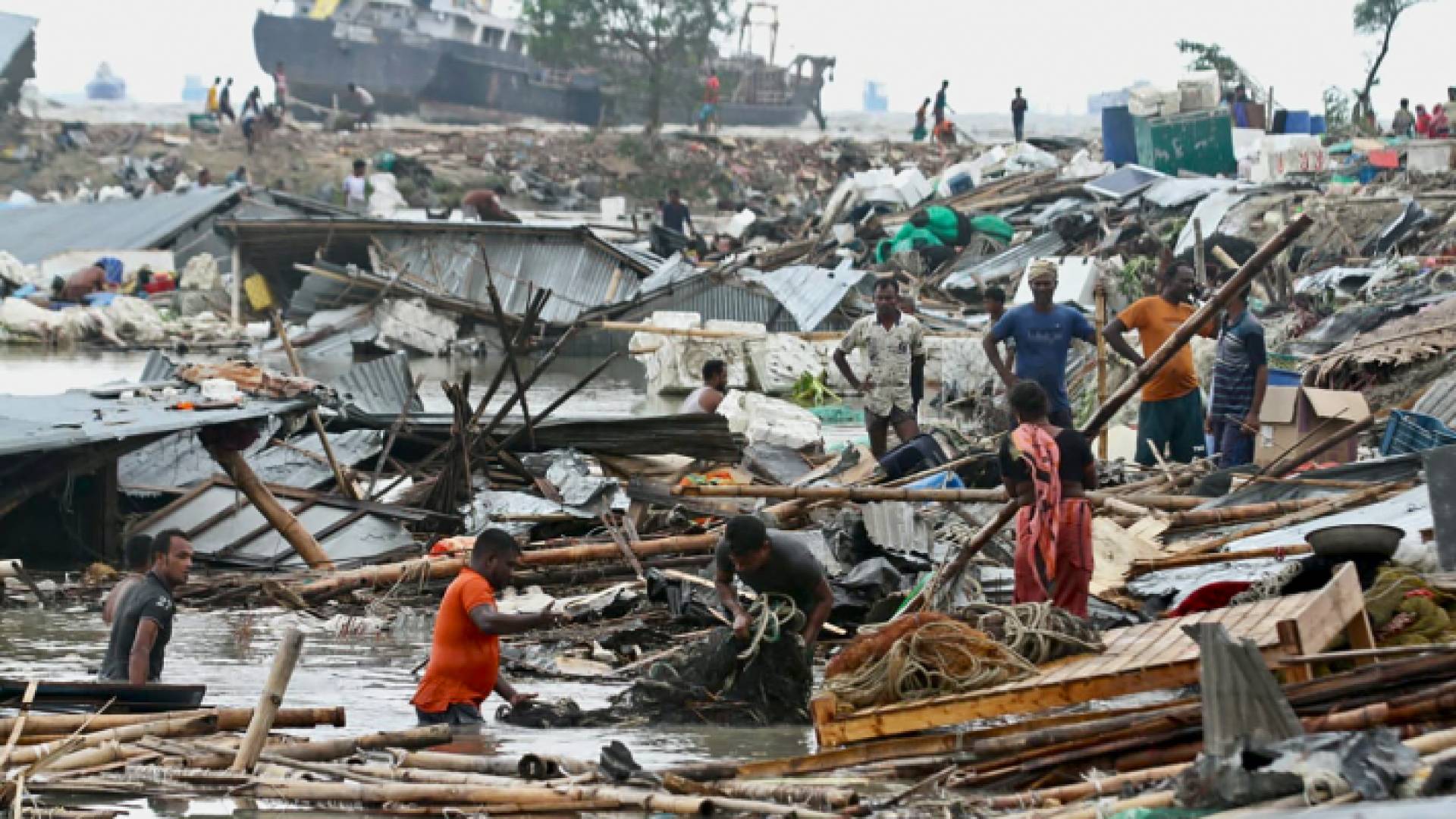 دمار خلفه إعصار "سيترانغ" في بنغلادش