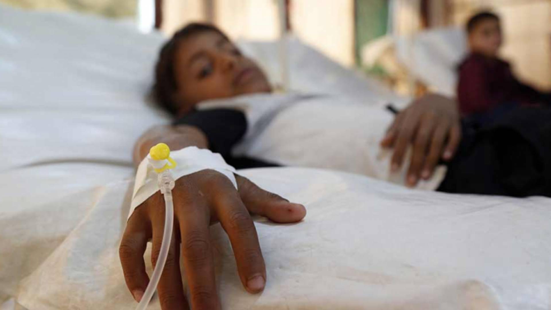طفل يتلقى العلاج في أحد المستشفيات