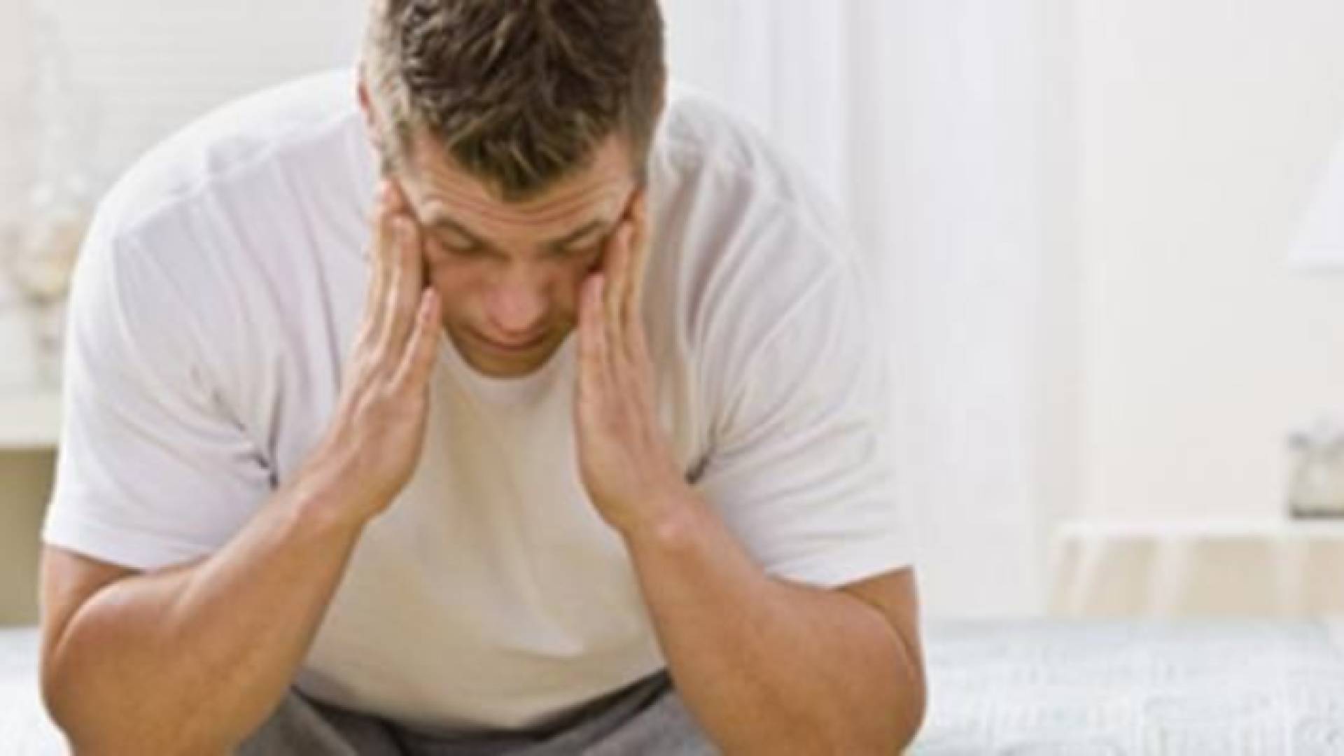 صورة تعبيرية لشخص يعاني من القلق