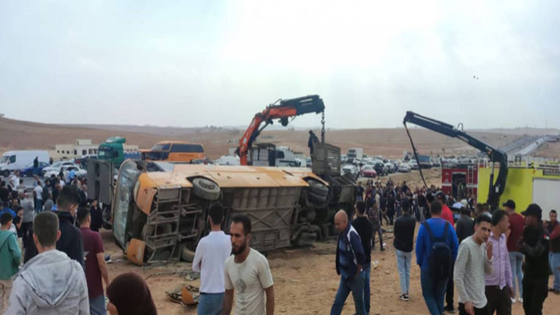 حافلة نقل طلاب جامعيين المنقلبة على الطريق في الزرقاء