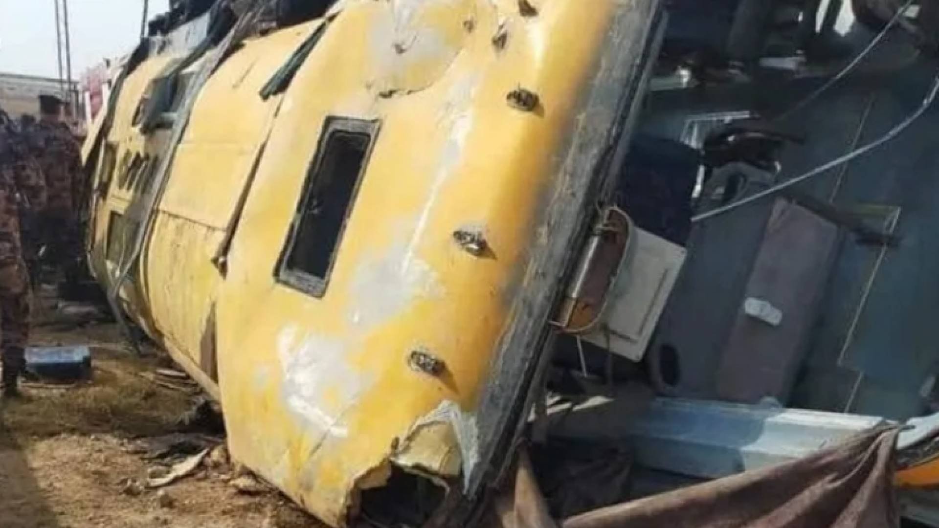 حافلة نقل طلاب جامعيين المنقلبة على الطريق في الزرقاء