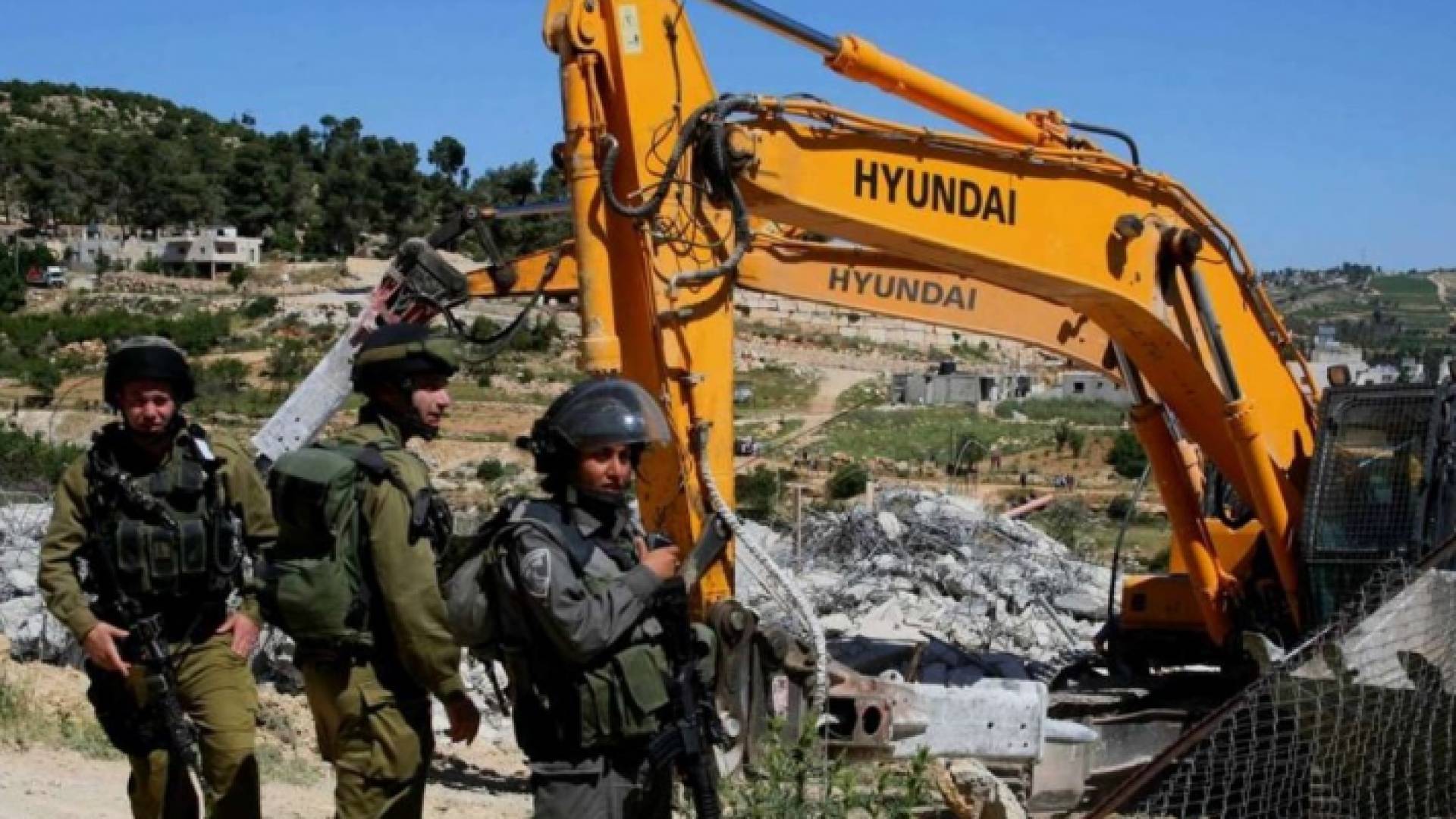 آليات للاحتلال أثناء هدمها منزل فلسطيني