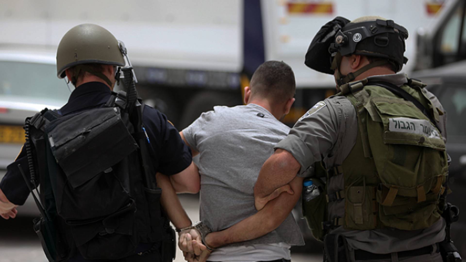 قوات الاحتلال تعتقل فلسطينيا - أرشيفية