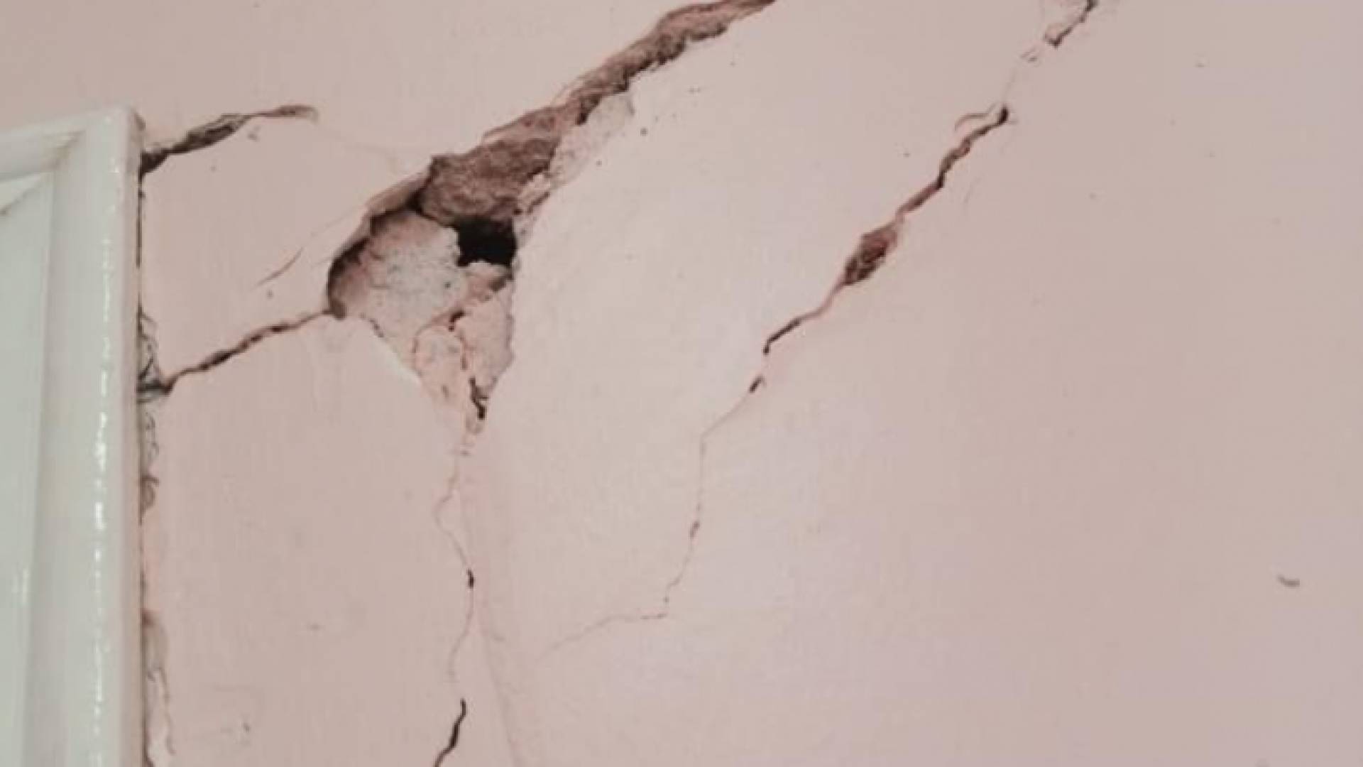 تشققات في مدرسة المريغة الأساسية