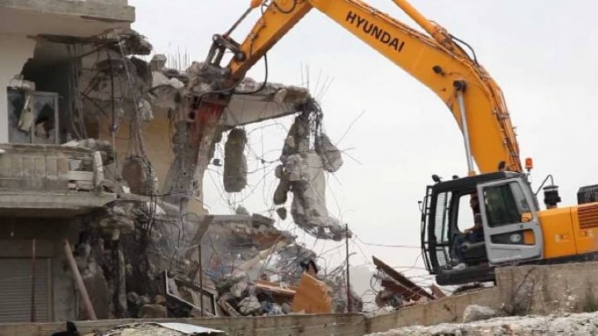 آلية تابعة لسلطات الاحتلال تهدم منزلا لفلسطيني - أرشيفية