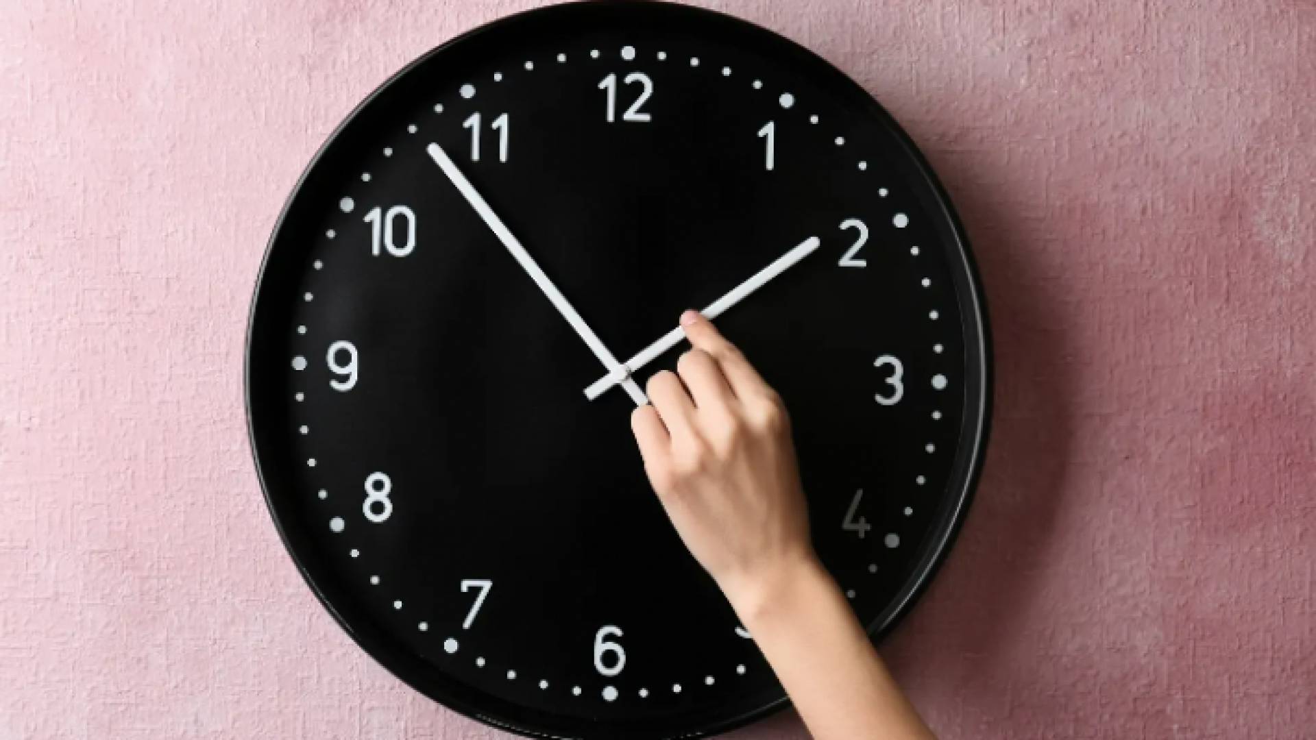 ساعة جدارية