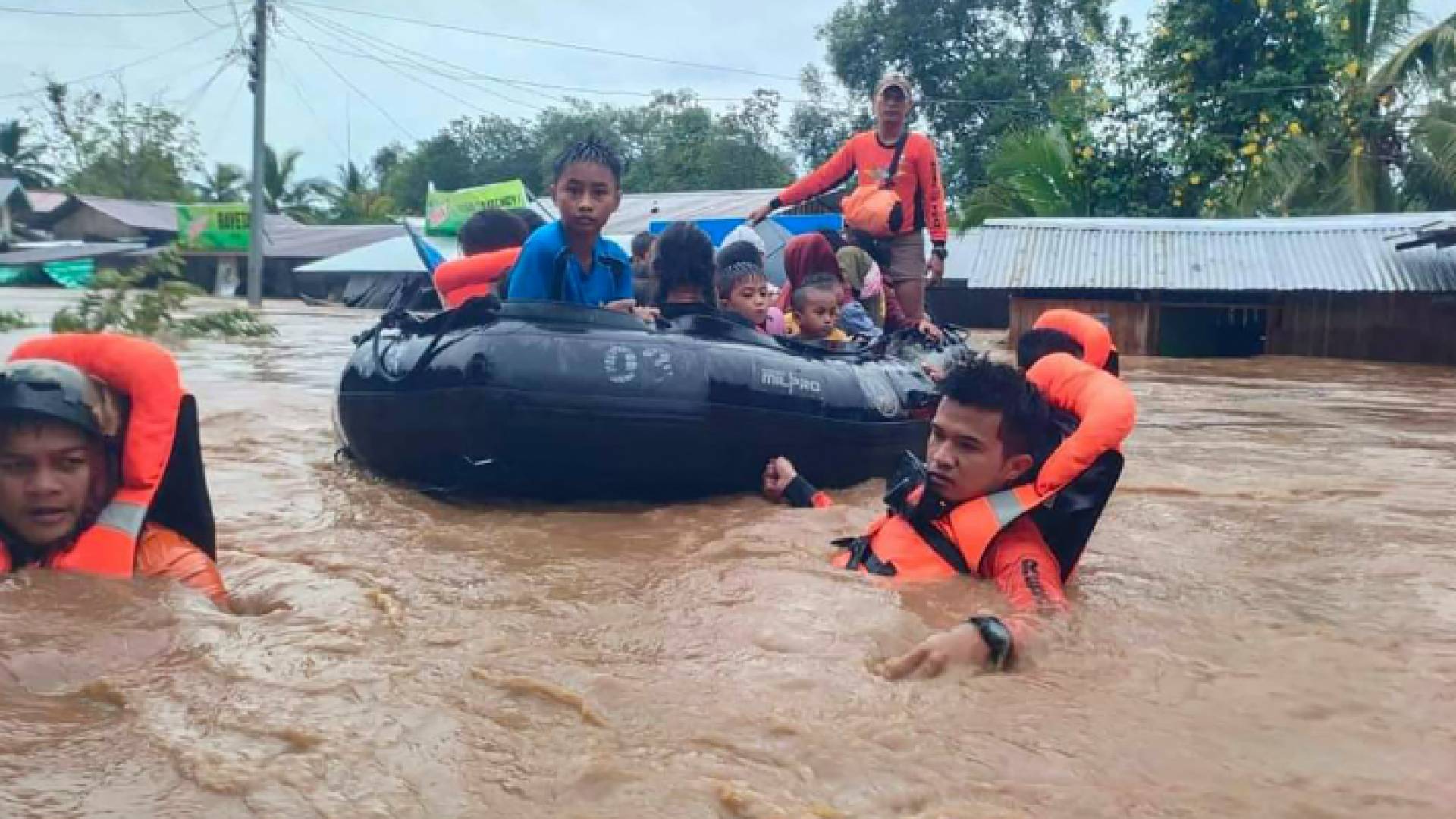 جانب من جهود كوادر الإنقاذ