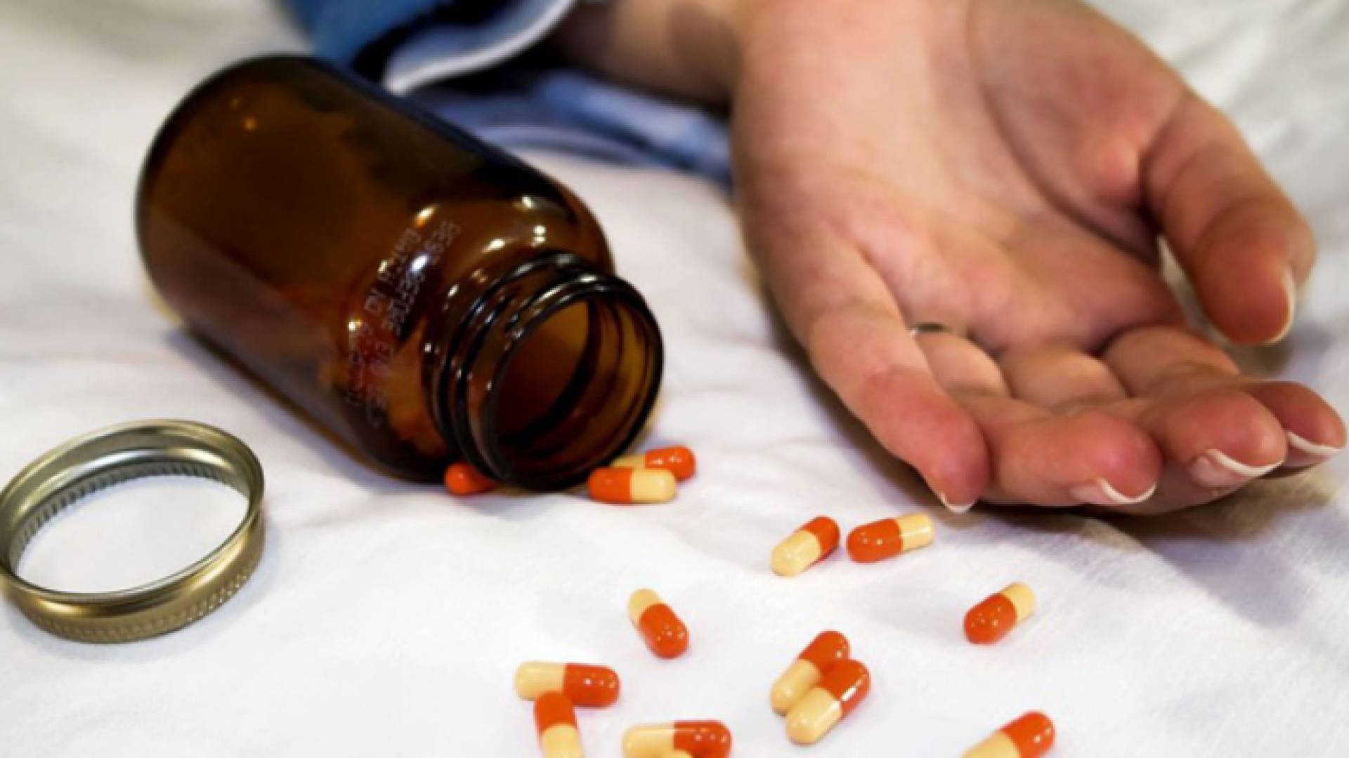 صورة تعبيرية لسيدة تنتحر بواسطة تناولها أقراصا طبية