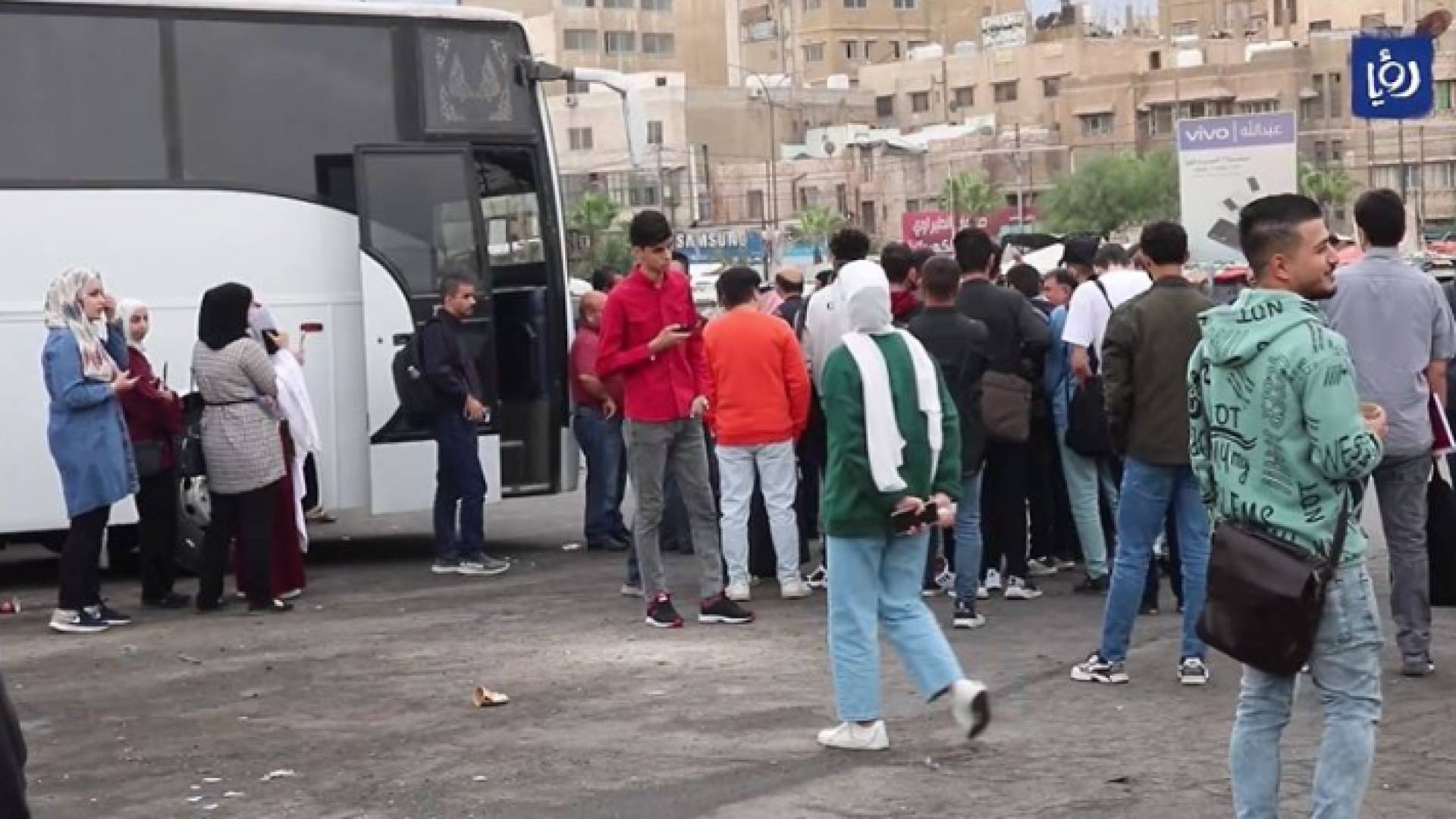 طلبة بالقرب من حافلة نقل