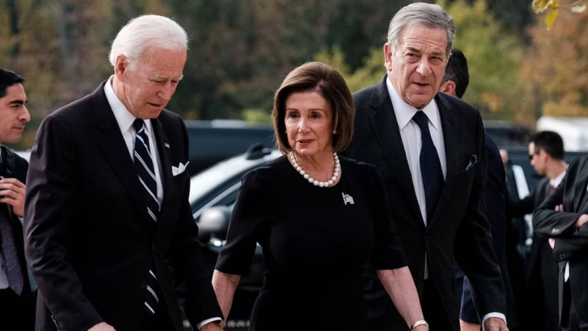 الرئيس الأمريكي جو بايدن ورئيسة مجلس النواب الأمريكي نانسي بيلوسي وزوجها