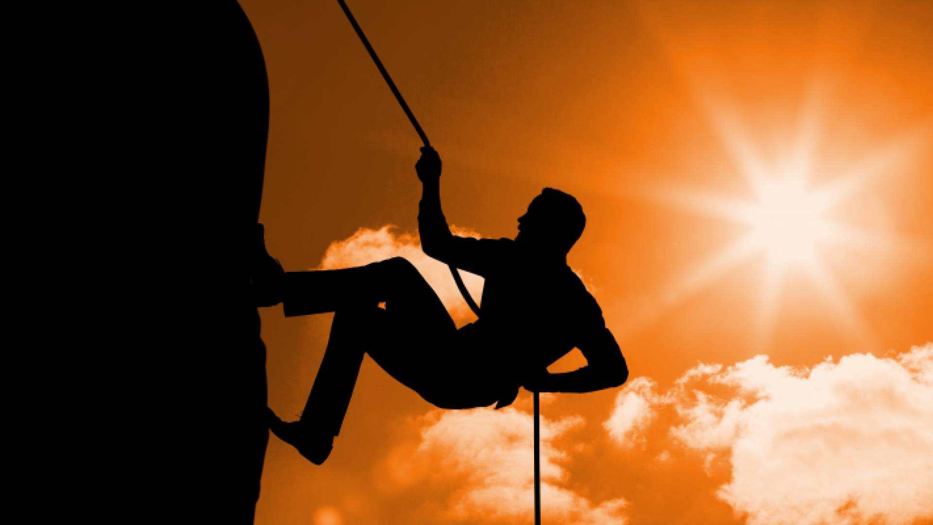 صورة تعبيرية لشخص يتسلق جبل