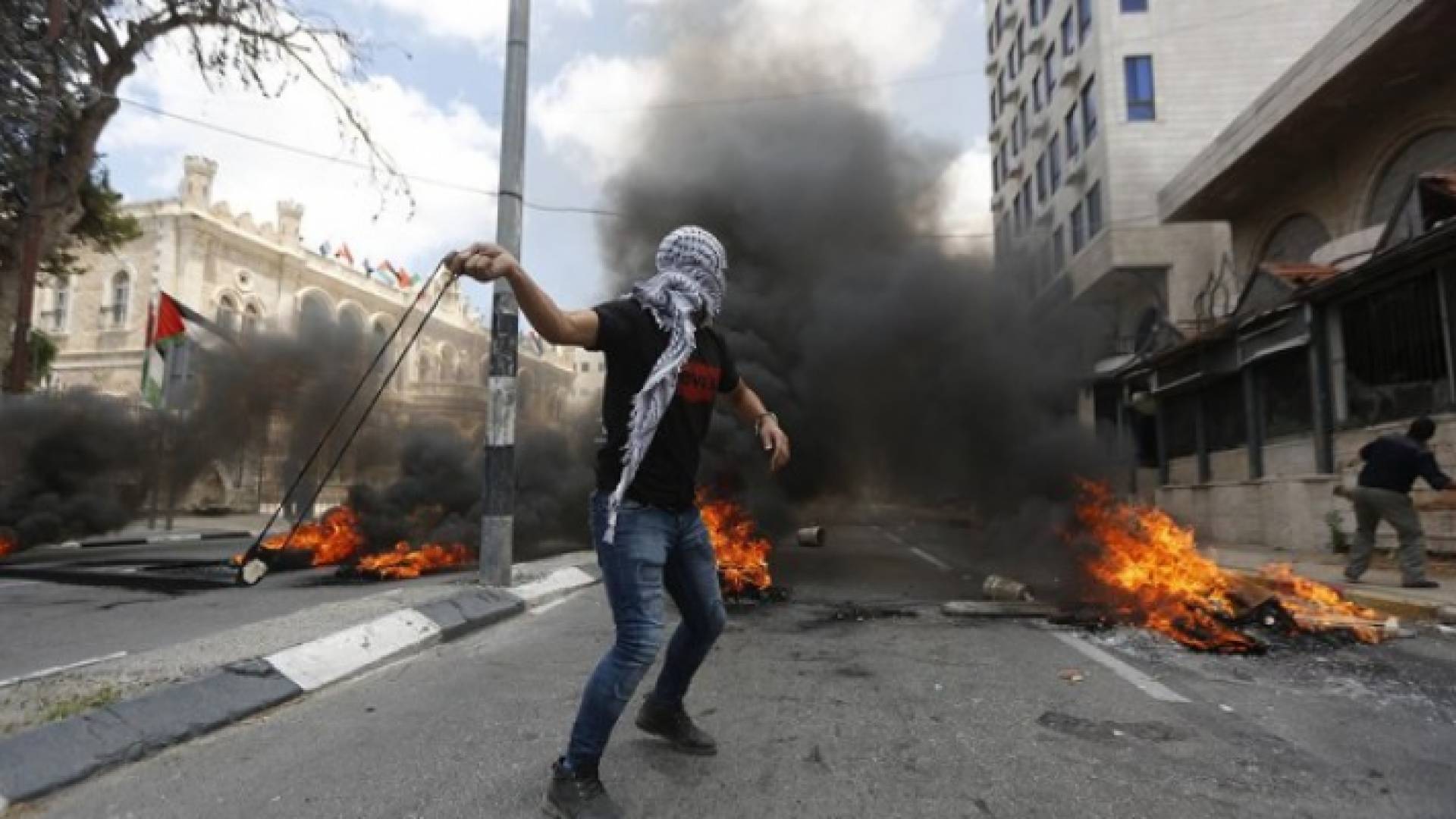 صورة أرشيفية لشاب فلسطيني أثناء مواجهته لجنود الاحتلال