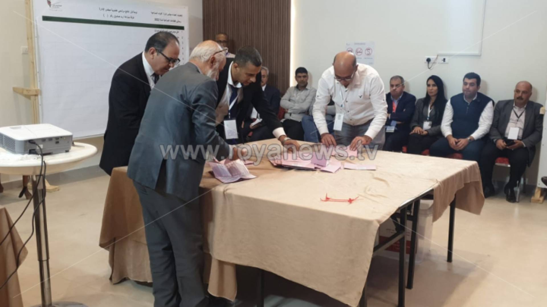 الصورة من عملية فرز الأوراق