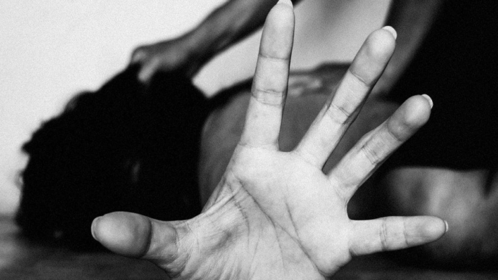 رجل يخنق سيدة - تعبيرية