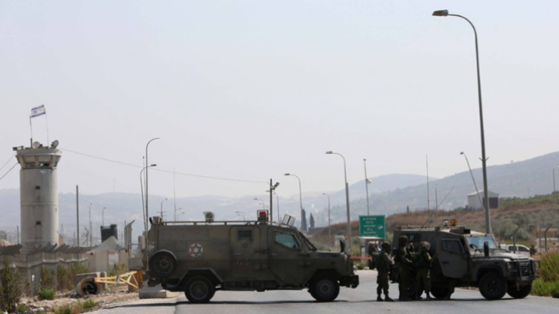 صورة أرشيفية لعناصر من جيش الاحتلال يغلقون معبر بين حانون