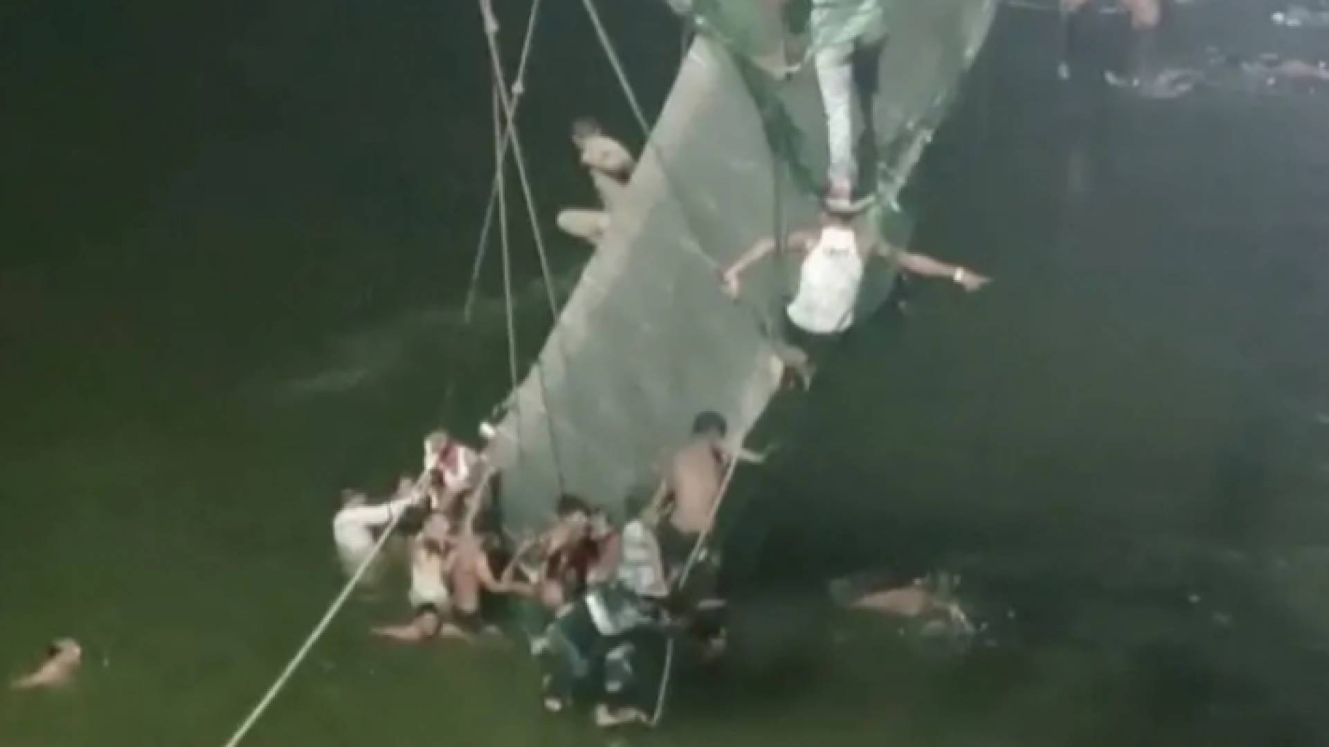 من مكان انهيار الجسر وسقوط ضحايا