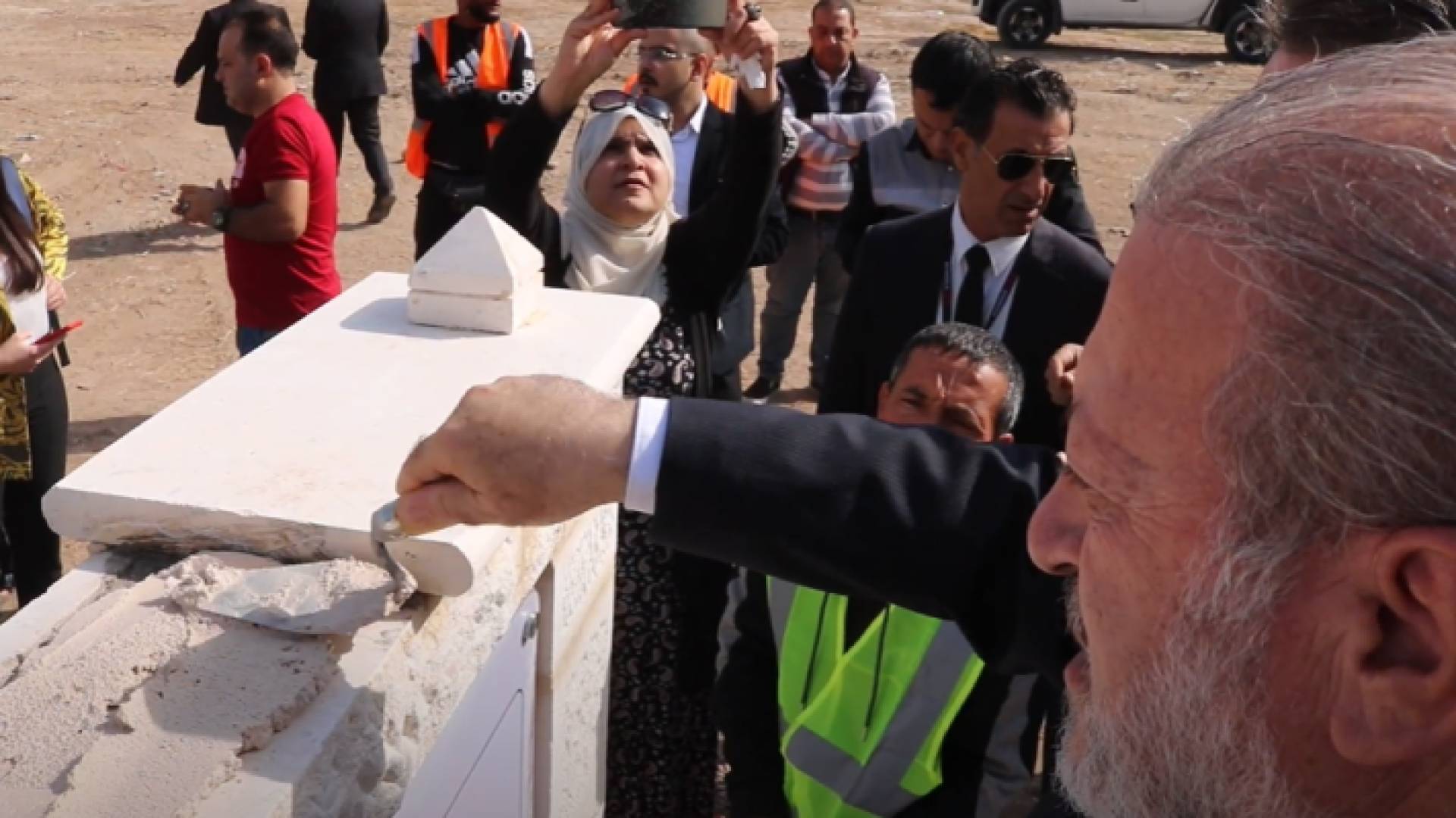 أثناء وضع حجر الأساس