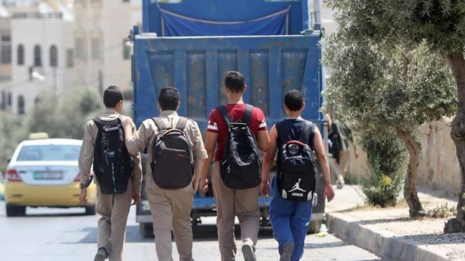 طلبة في طريقهم إلى مدرستهم