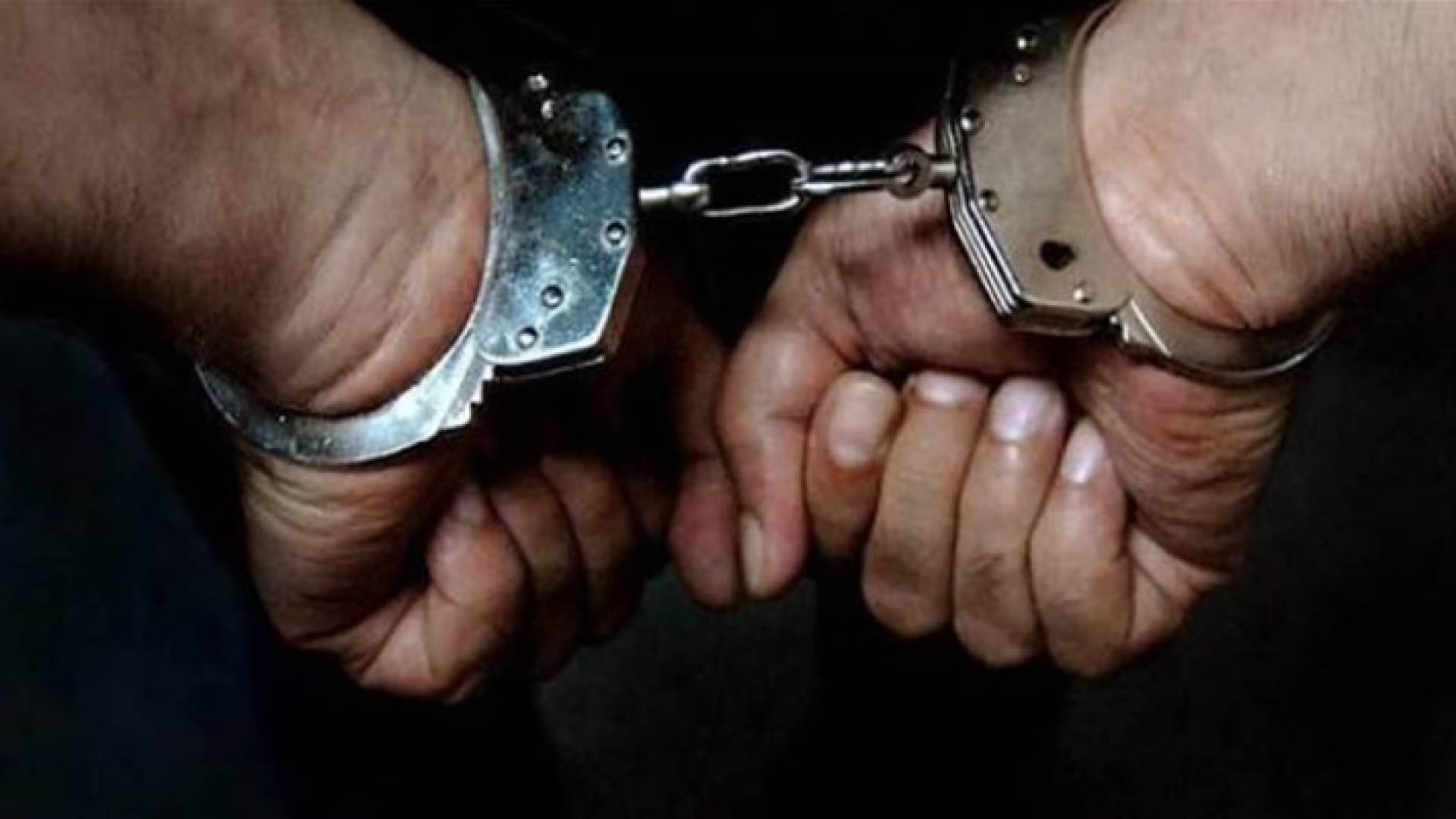 شخص يداه مكبلة بالأصفاد