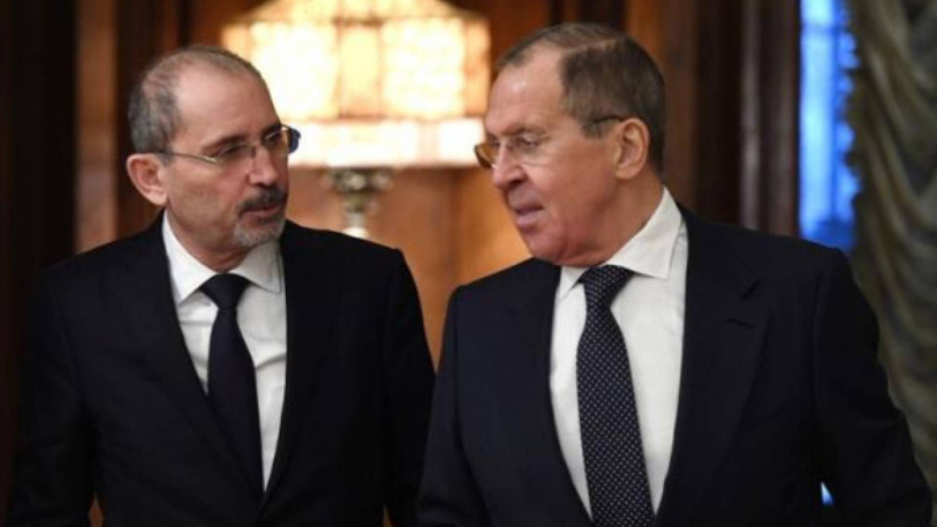 وزير الخارجية أيمن الصفدي (يسار) ونظيره الروسي سيرغي لافروف