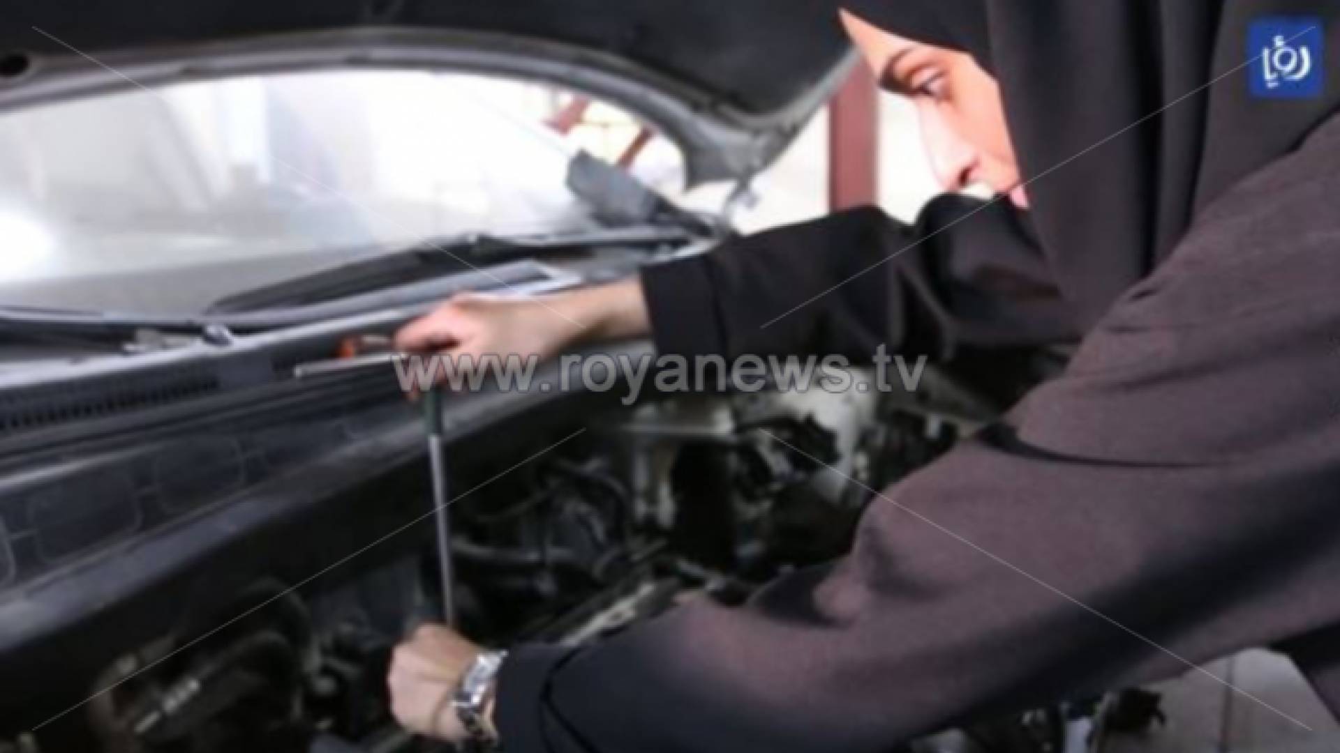 الإماراتية هدى المطروشي تعمل في تصليح السيارات