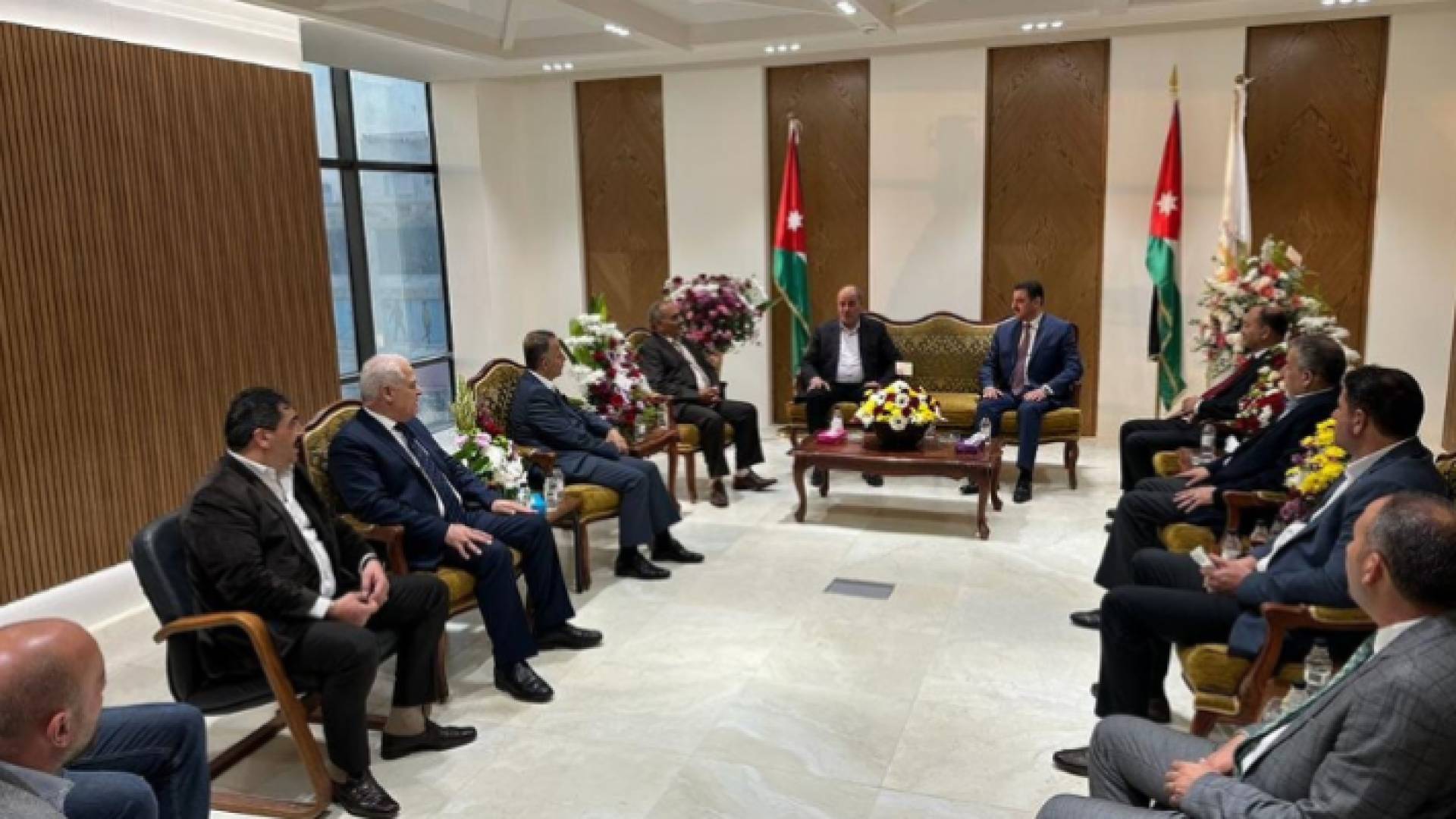 وزير الصناعة والتجارة والتموين، وزير العمل يوسف الشمالي (وسط يسار)