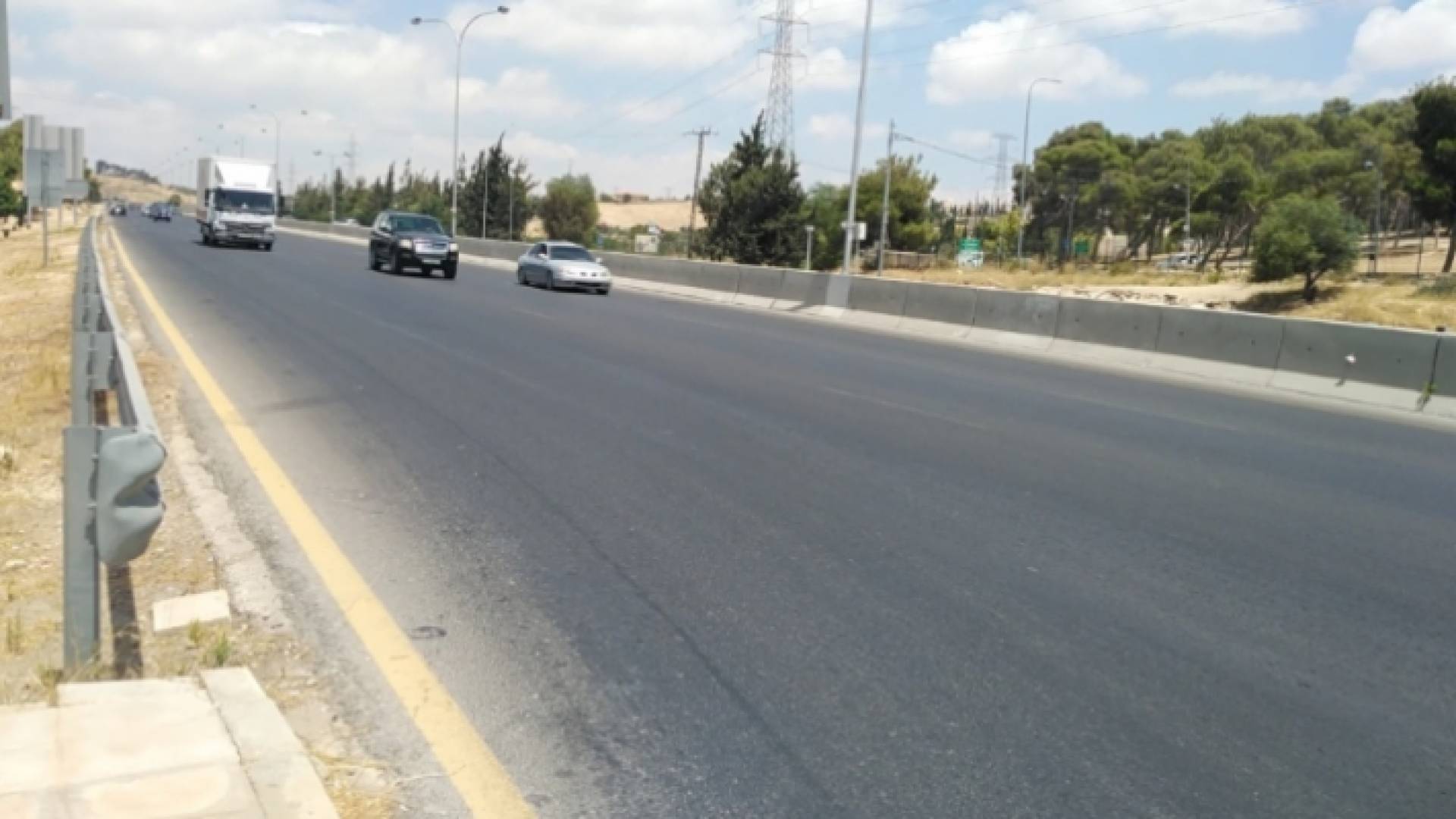 مركبات تسير على طريق المطار