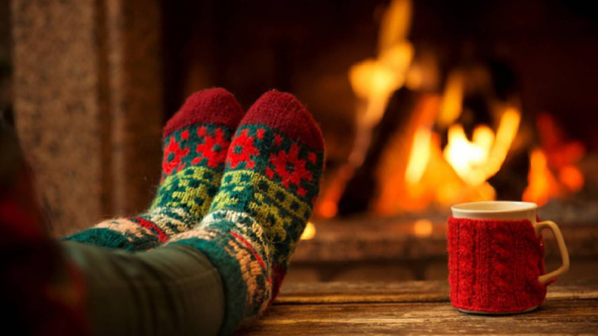 صورة لشخص يجلس أمام النار