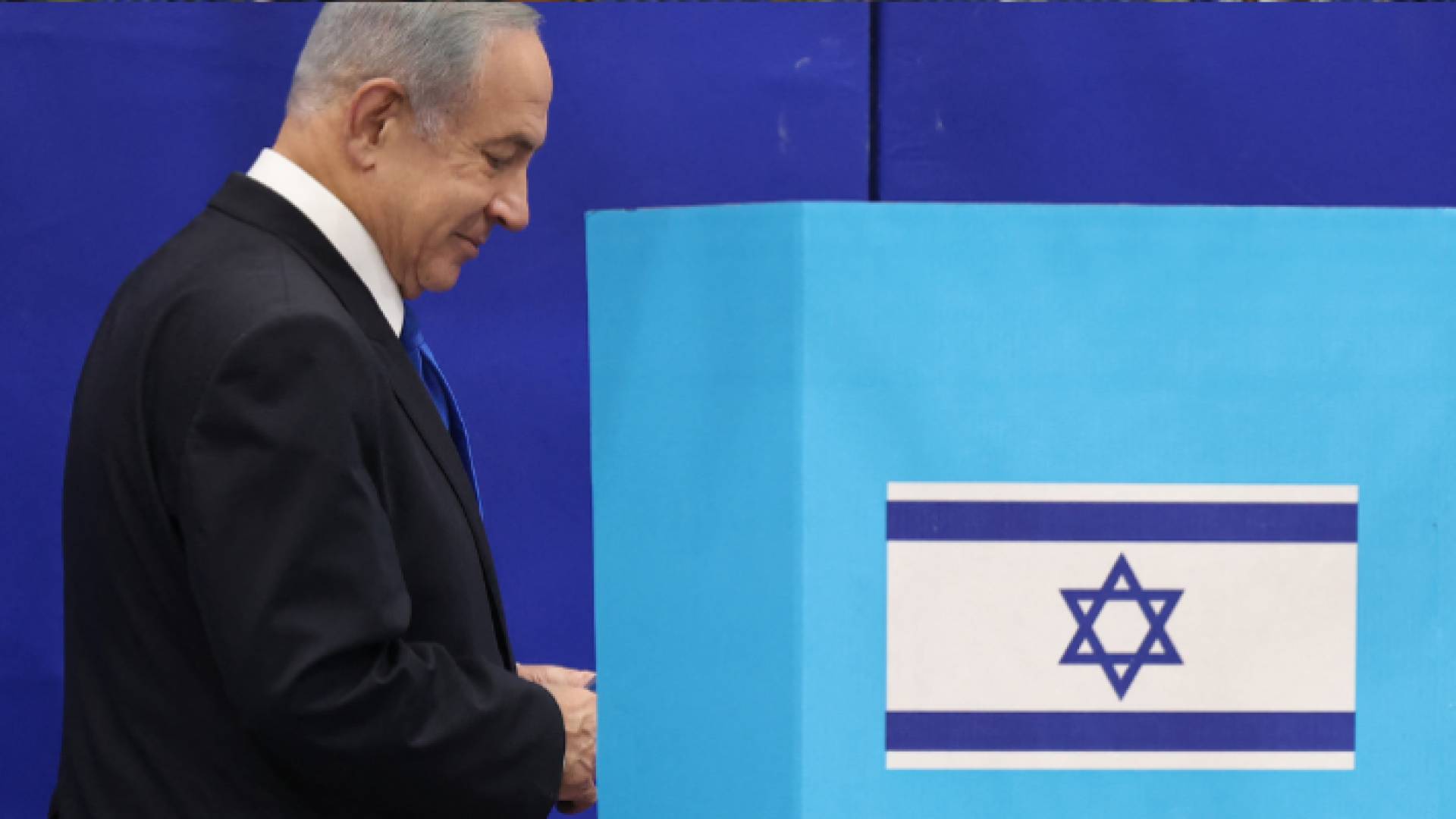 رئيس وزراء الاحتلال الإسرائيلي السابق بنيامين نتنياهو يدلي بصوته في انتخابات الكنيست