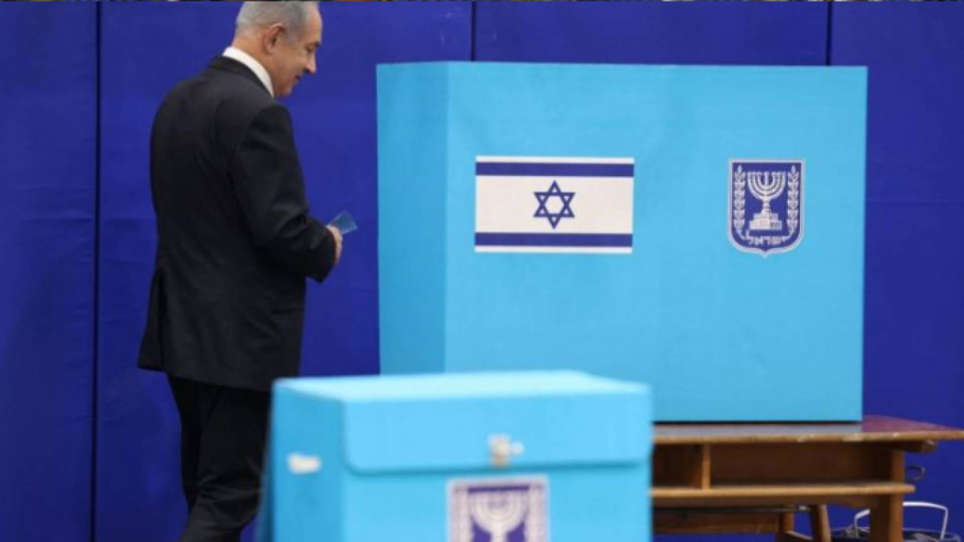 رئيس وزراء الاحتلال الإسرائيلي السابق بنيامين نتنياهو يدلي بصوته في انتخابات الكنيست