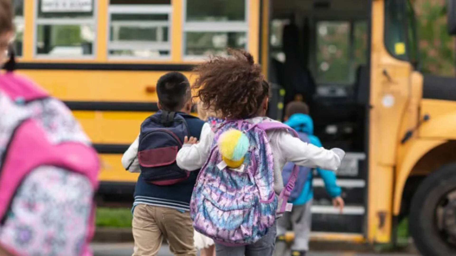 طلبة يصعدون إلى حافلة المدرسة