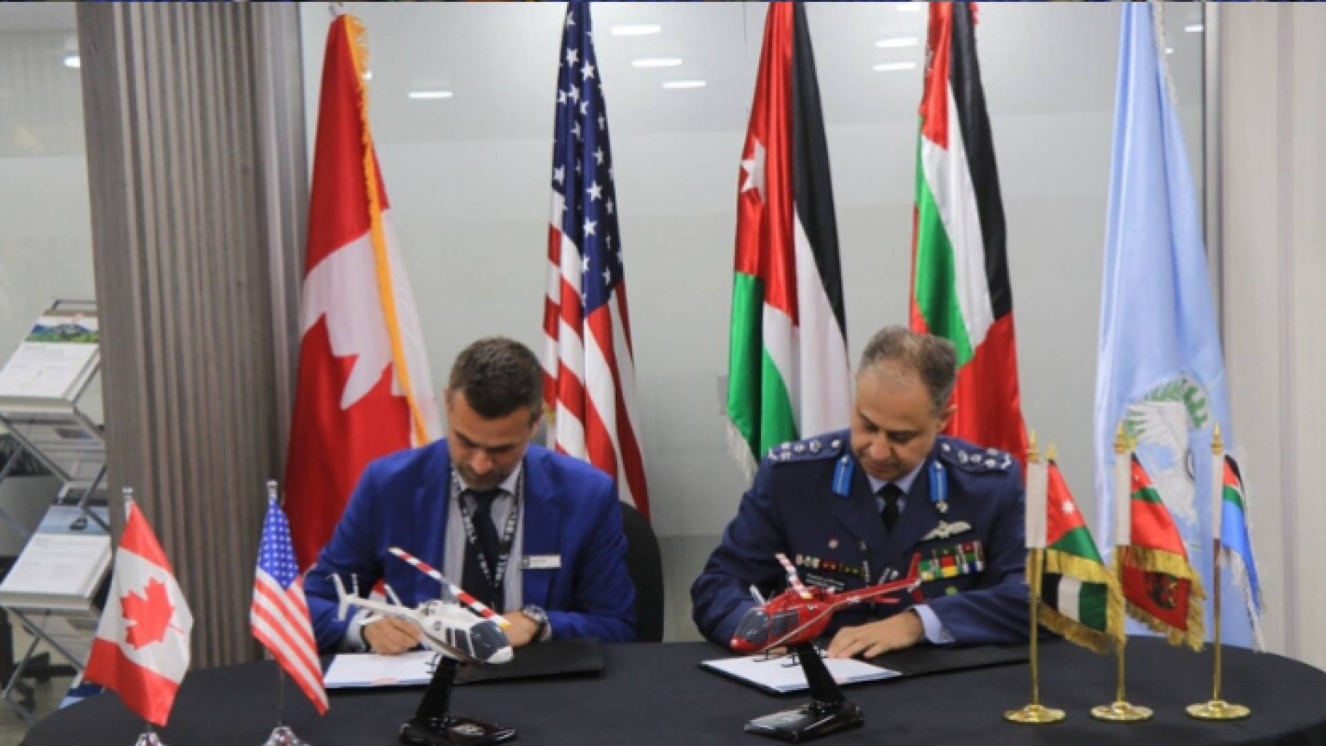 قائد سلاح الجو الملكي العميد الركن الطيار محمد حياصات (يمين) وباتريك مولاي من شركة بيل تكسترون